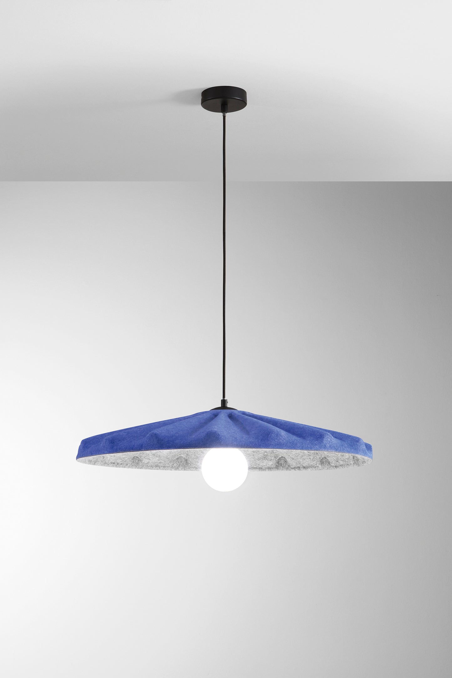 Sospensione WIMBLEDON blu con interno grigio in feltro naturale