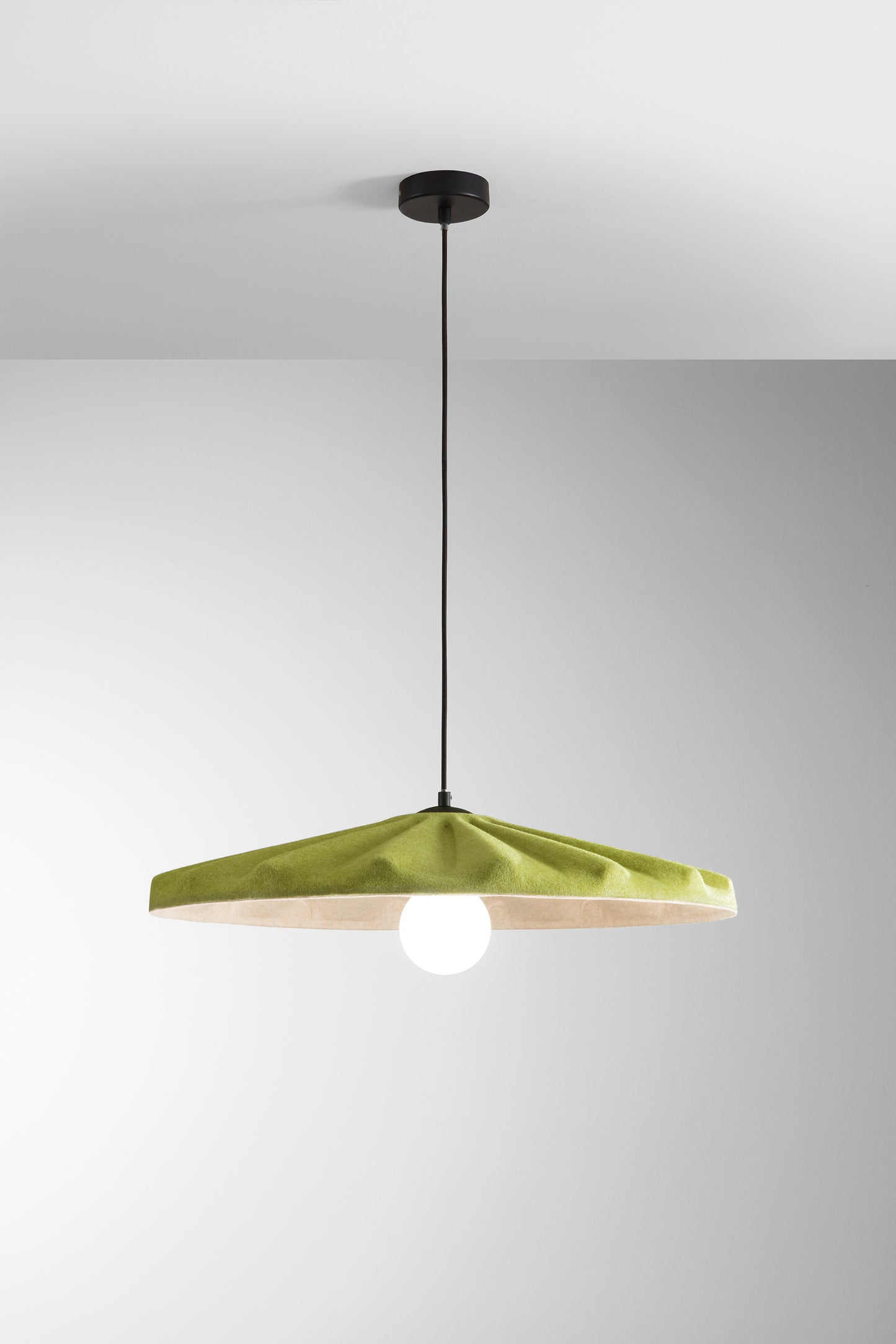Sospensione WIMBLEDON verde con interno beige in feltro naturale