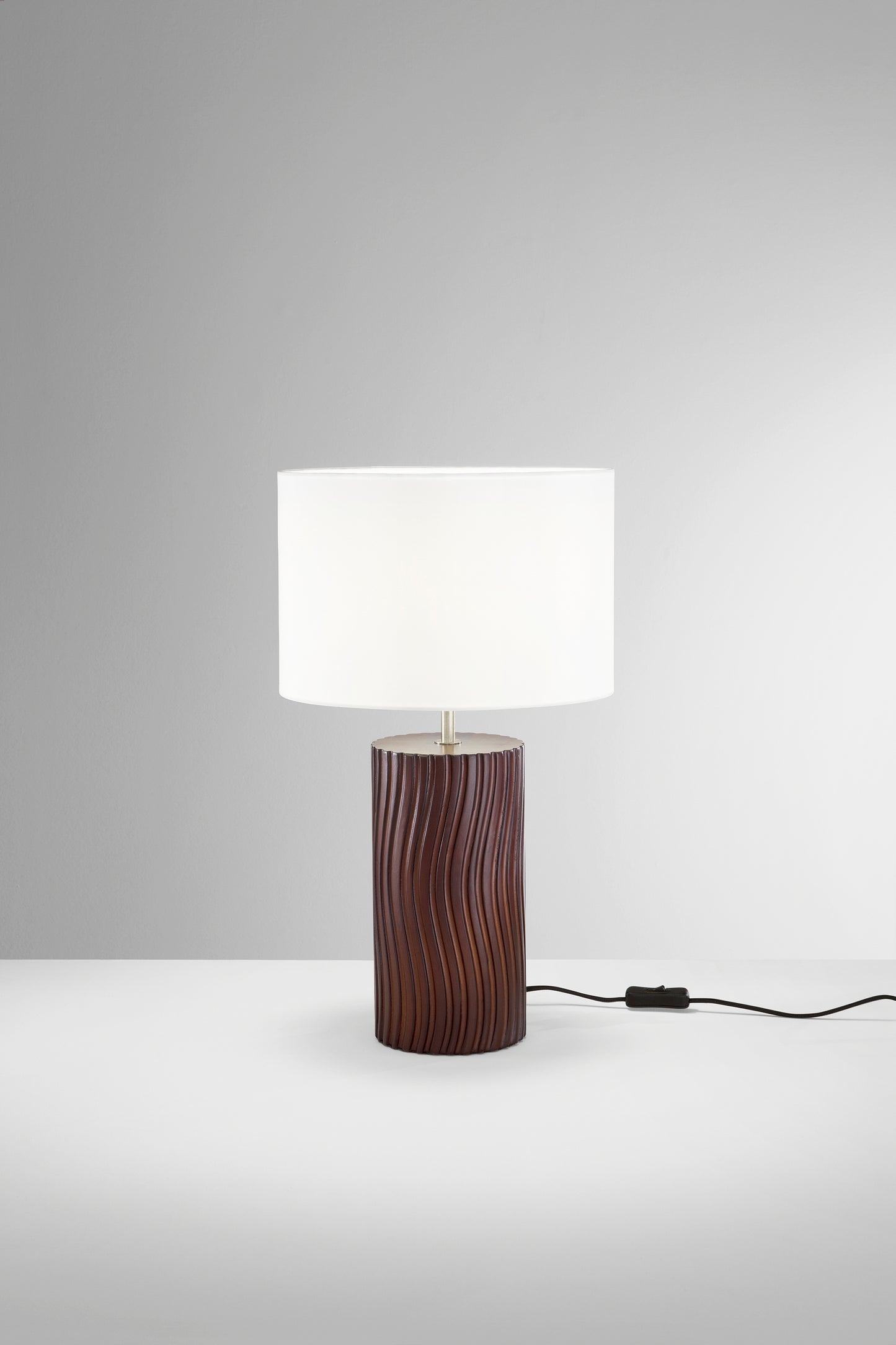 Lampada da tavolo Woodlog in legno rovere