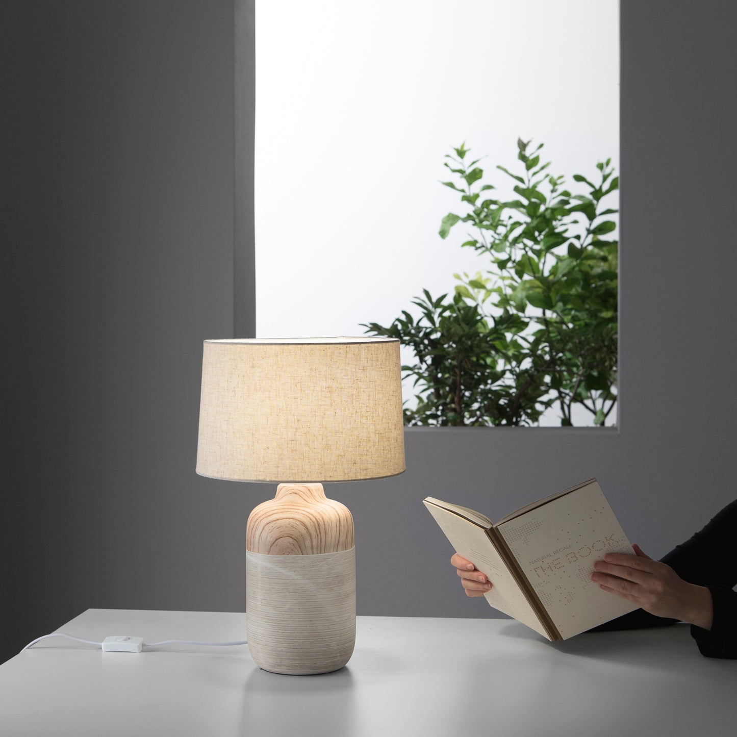 Lampada da tavolo WOODY in ceramica con paralume in tessuto avorio h 49cm.