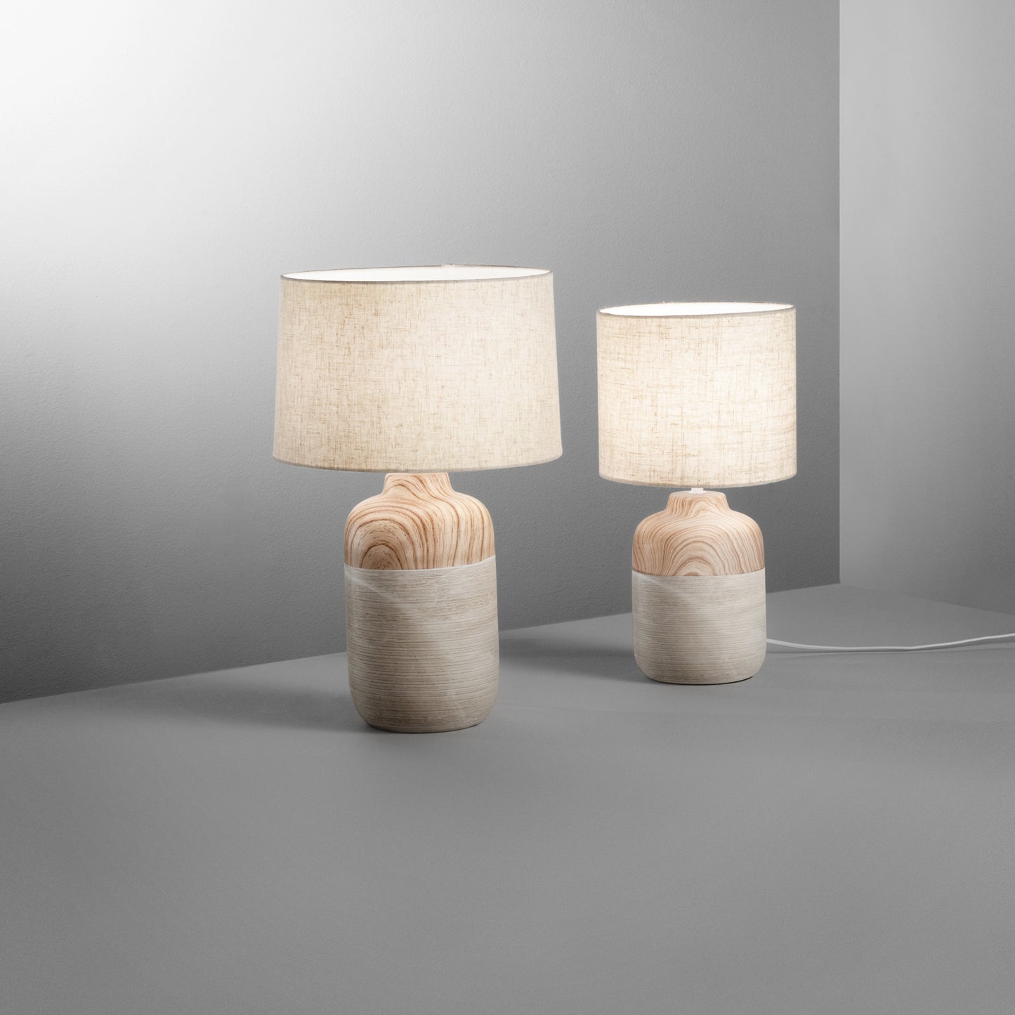 Lampada da tavolo WOODY in ceramica con paralume in tessuto avorio h 41cm.