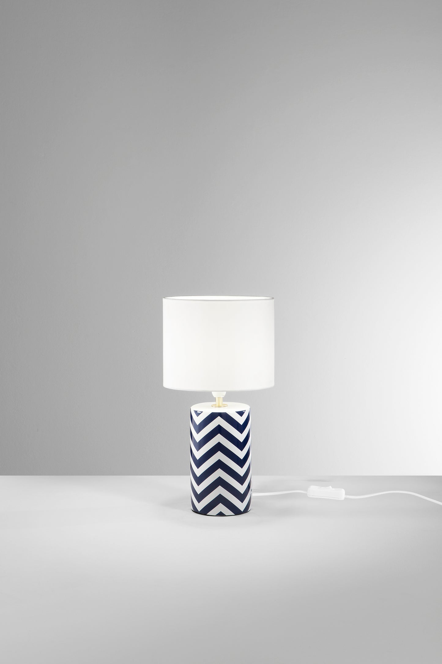 Lampada da tavolo Zeno in ceramica a righe bianche e blu