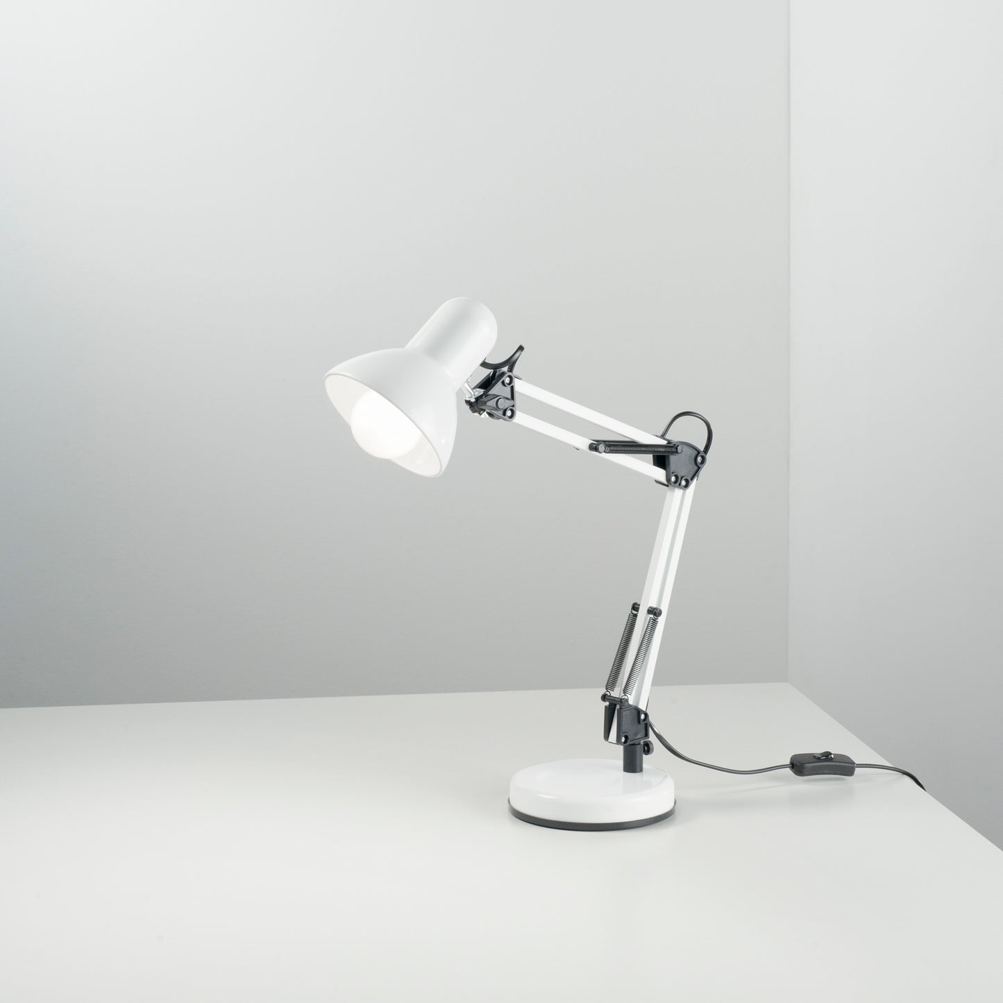 Lampada da lettura ARCHITETTO in metallo bianco con braccio e diffusore orientabili e fissaggio su tavolo
