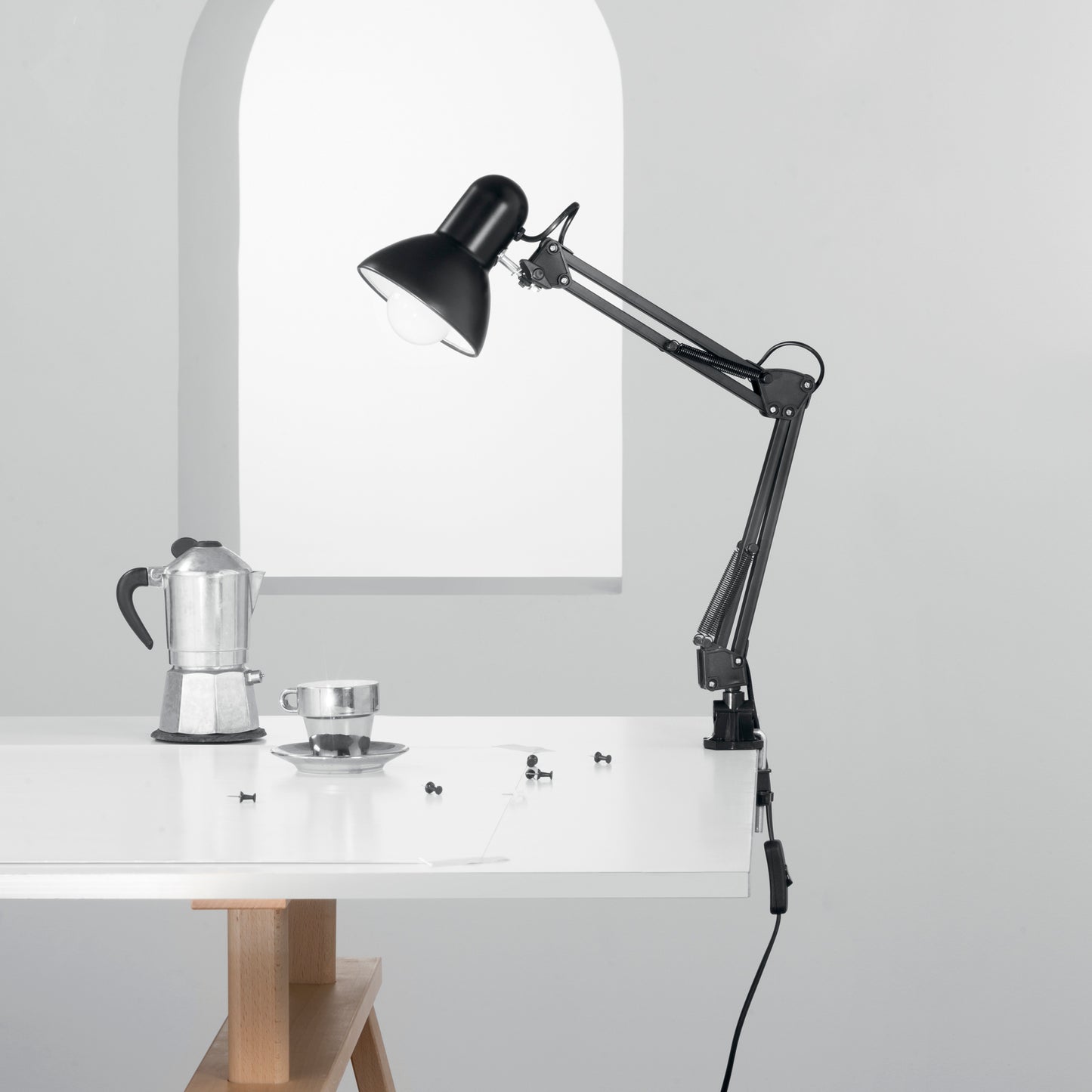 Lampada da lettura ARCHITETTO in metallo nero con braccio e diffusore orientabili e fissaggio su tavolo