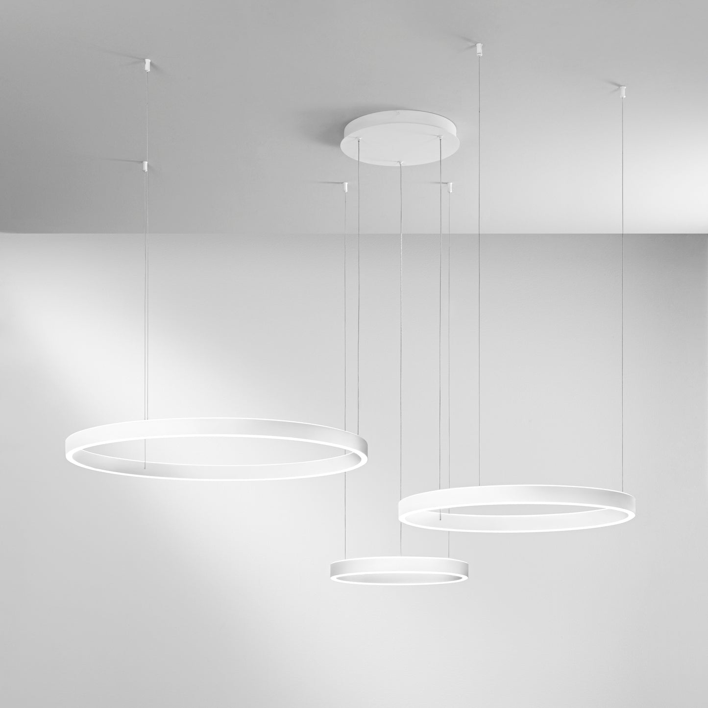 Sospensione LED AKROBAT in metallo bianco con 3 anelli biemissione, CCT