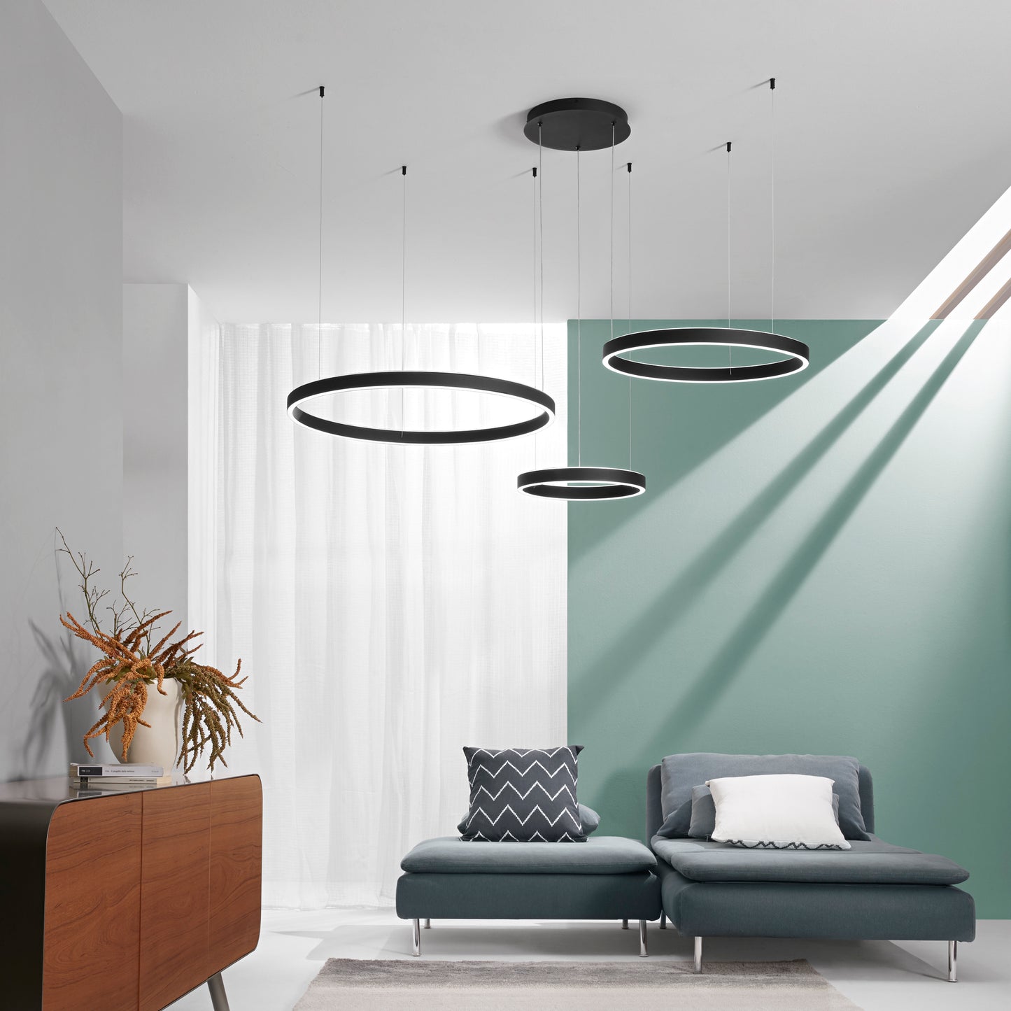 Sospensione LED AKROBAT in metallo nero con 3 anelli biemissione, CCT