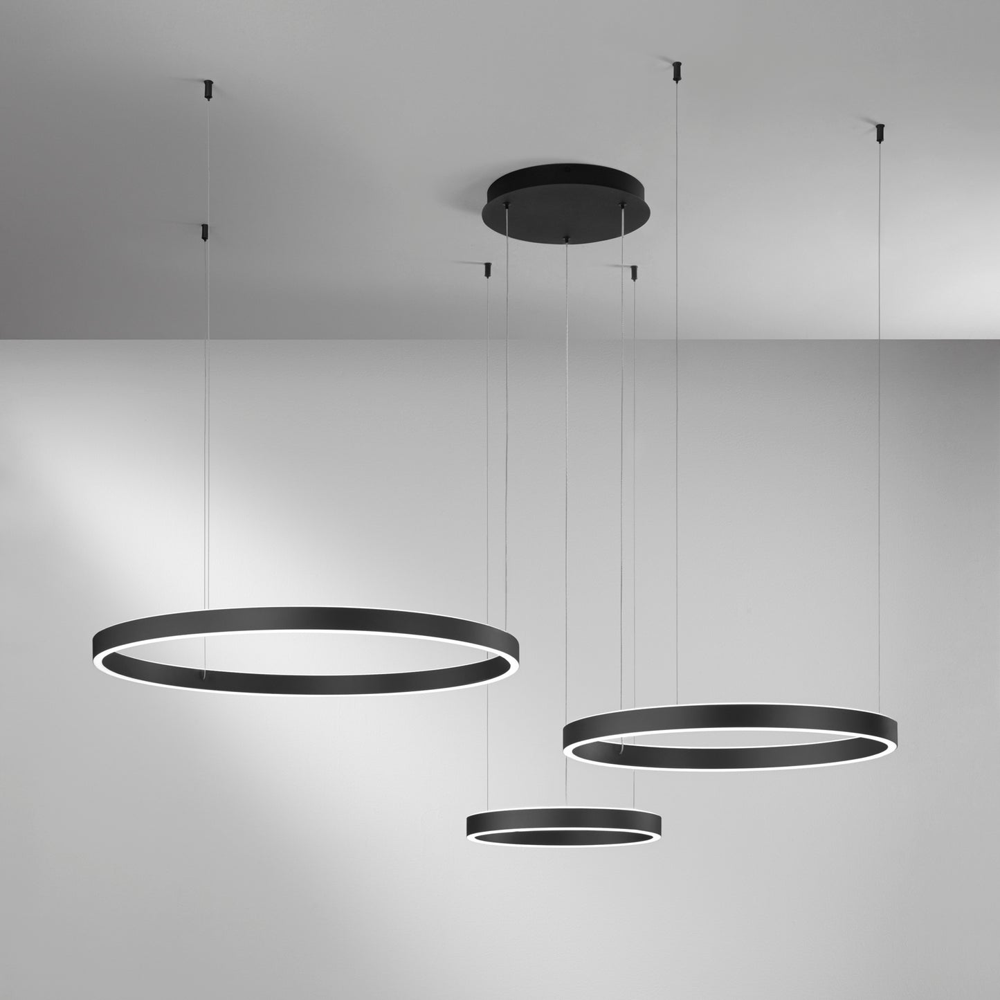 Sospensione LED AKROBAT in metallo nero con 3 anelli biemissione, CCT