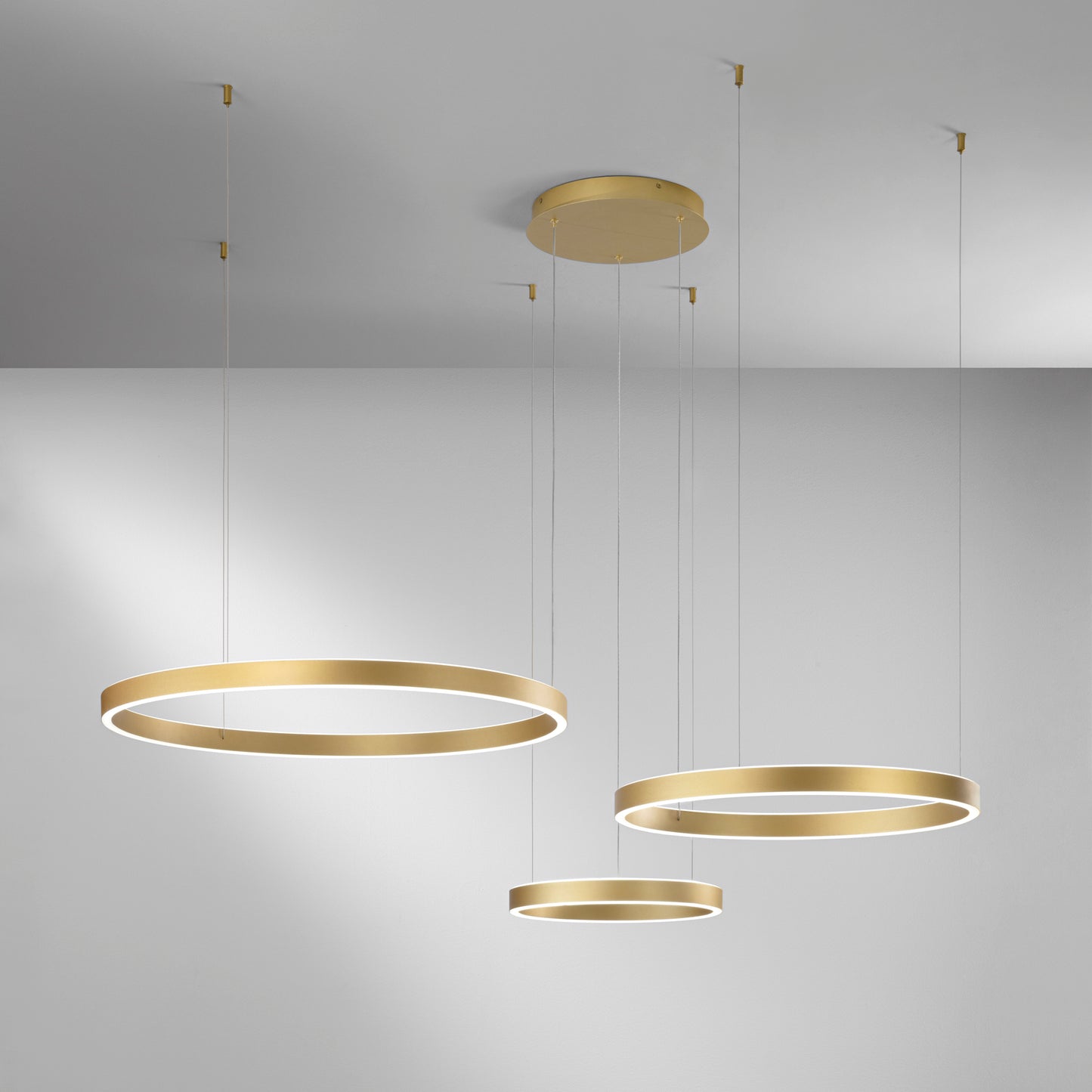 Sospensione LED AKROBAT in metallo oro con 3 anelli biemissione, CCT