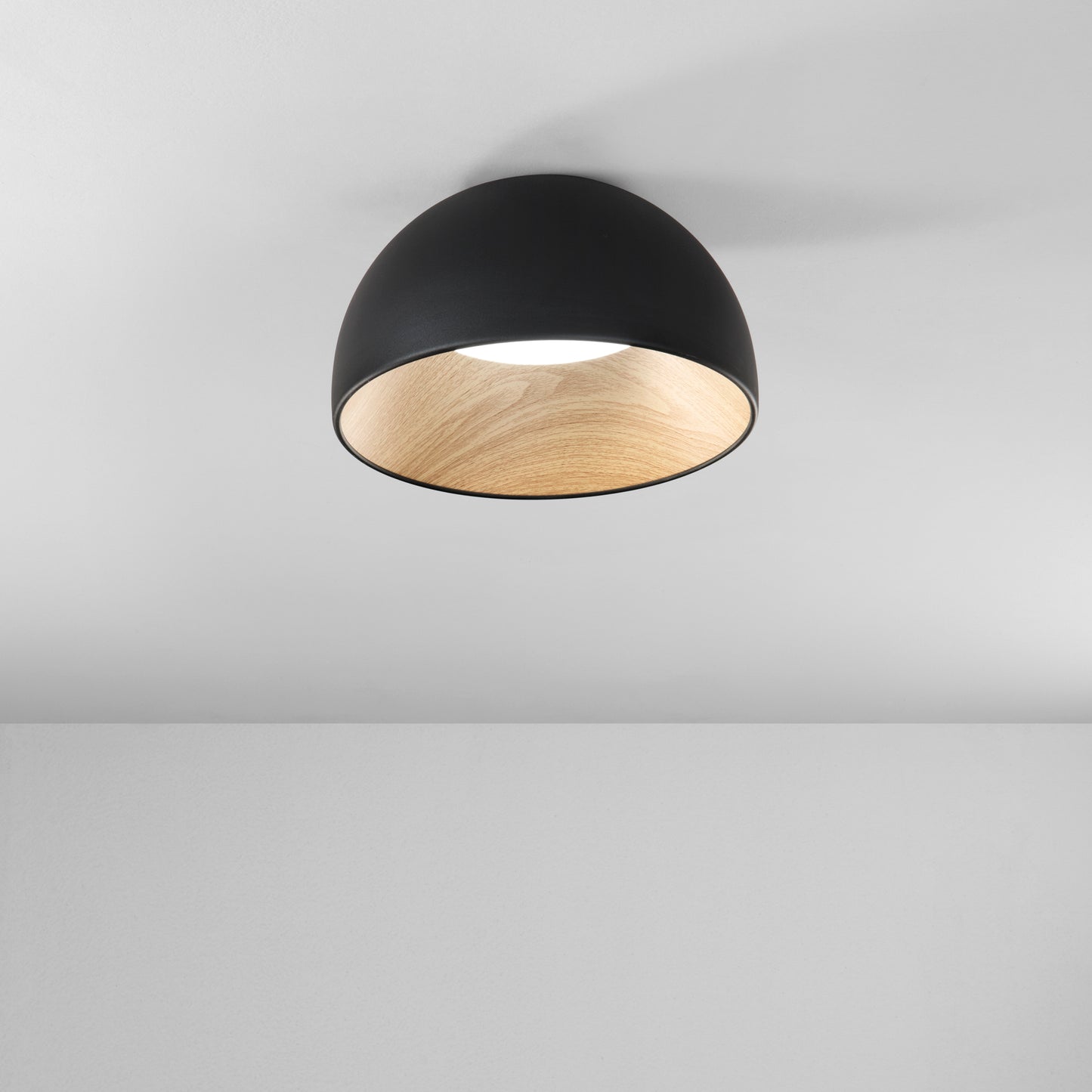 Plafoniera LED COCO in metallo nero, interno effetto legno, CCT Ø 35 cm.