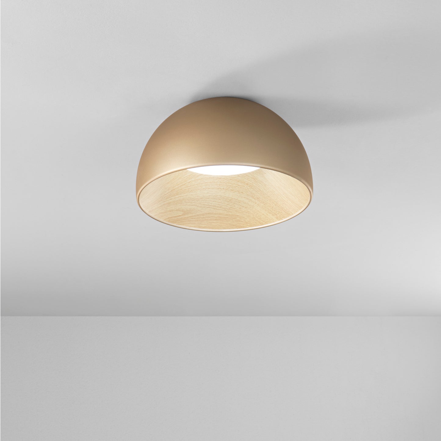 Plafoniera LED COCO in metallo oro, interno effetto legno, CCT Ø 35 cm.