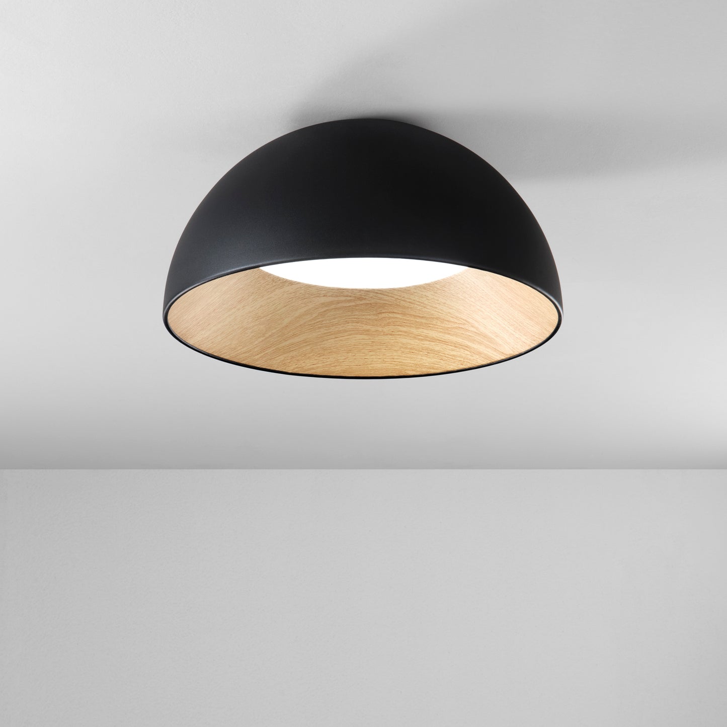 Plafoniera LED COCO in metallo nero, interno effetto legno, CCT Ø 50 cm.