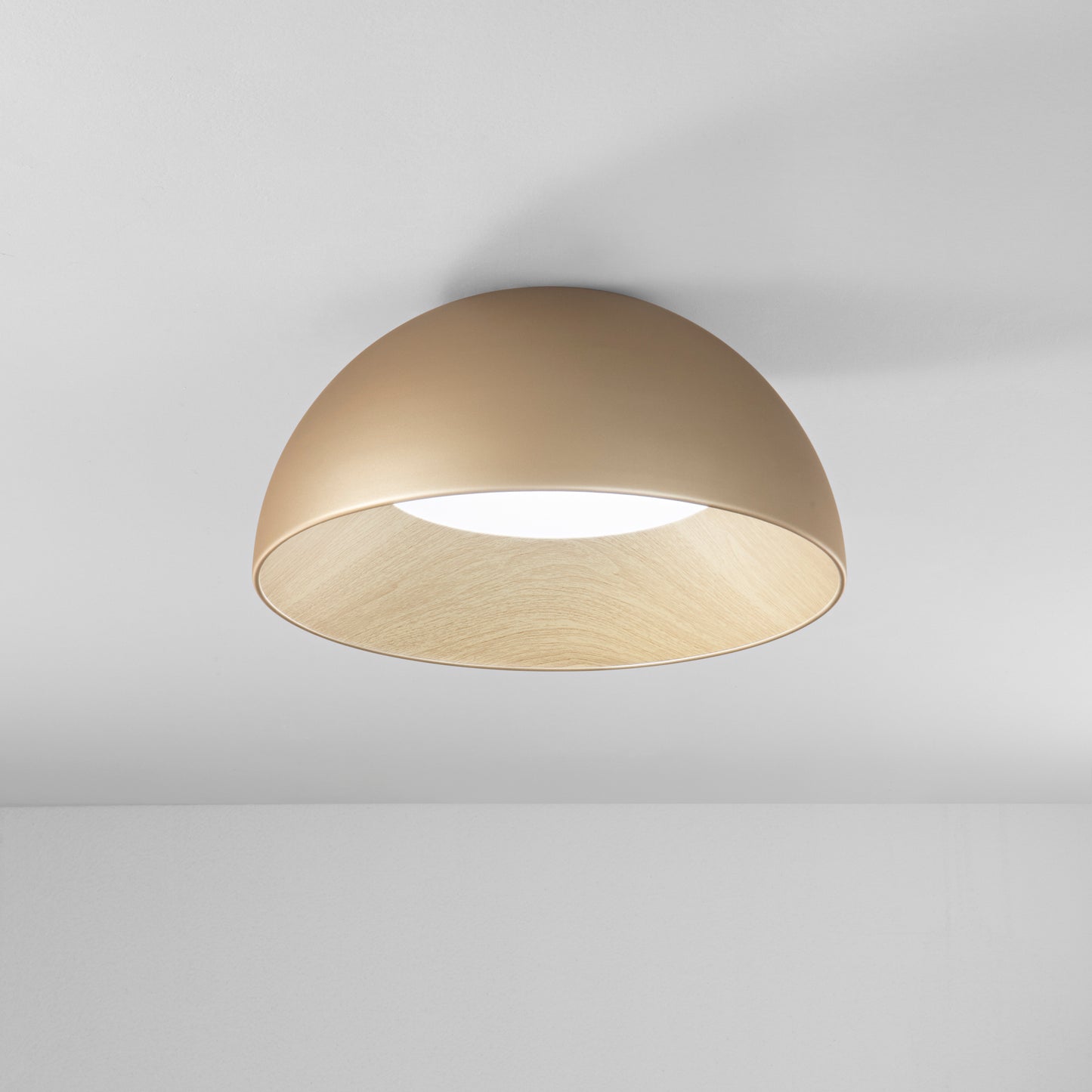 Plafoniera LED COCO in metallo oro, interno effetto legno, CCT Ø 50 cm.