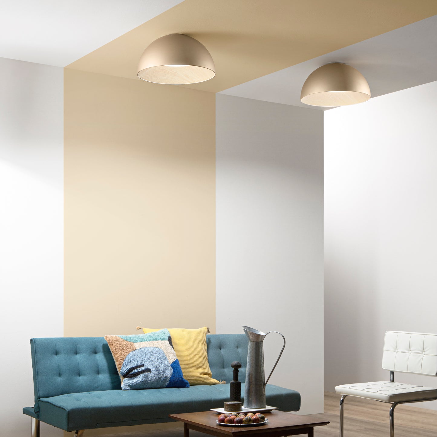 Plafoniera LED COCO in metallo oro, interno effetto legno, CCT Ø 50 cm.