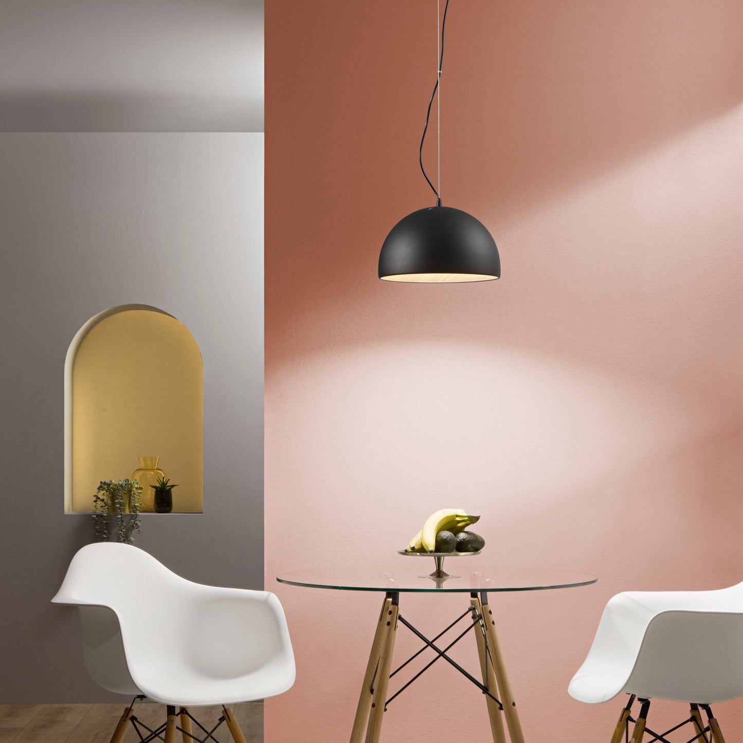 Sospensione LED COCO in metallo nero, interno effetto legno, CCT Ø 35 cm.