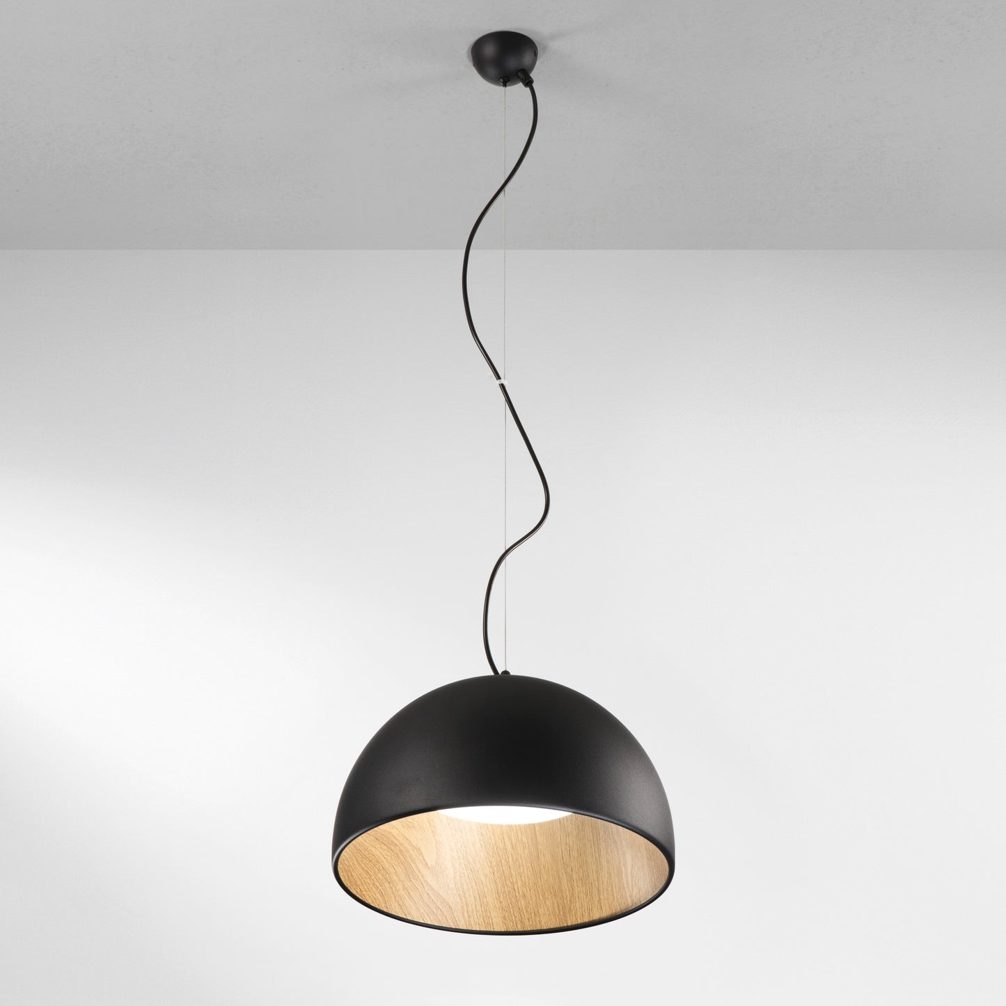 Sospensione LED COCO in metallo nero, interno effetto legno, CCT Ø 35 cm.