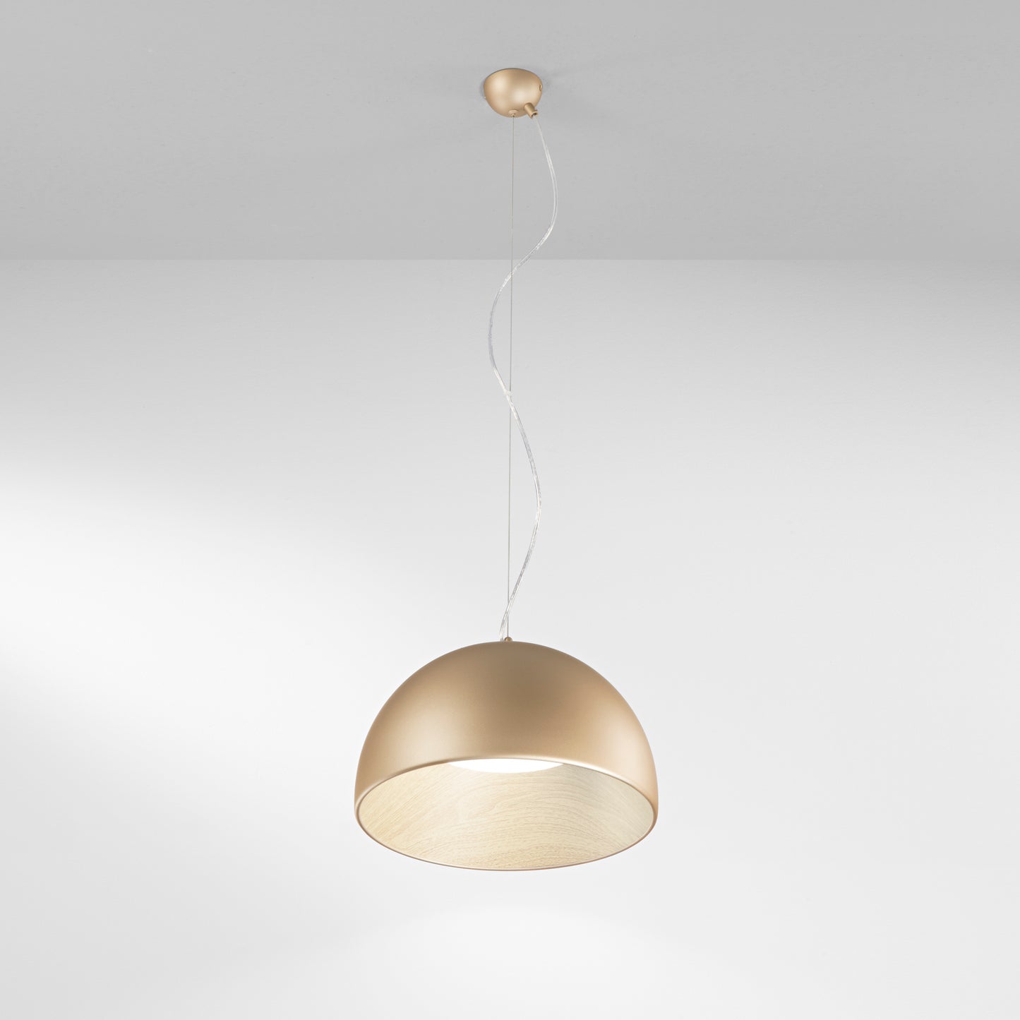 Sospensione LED COCO in metallo oro, interno effetto legno, CCT Ø 35 cm.
