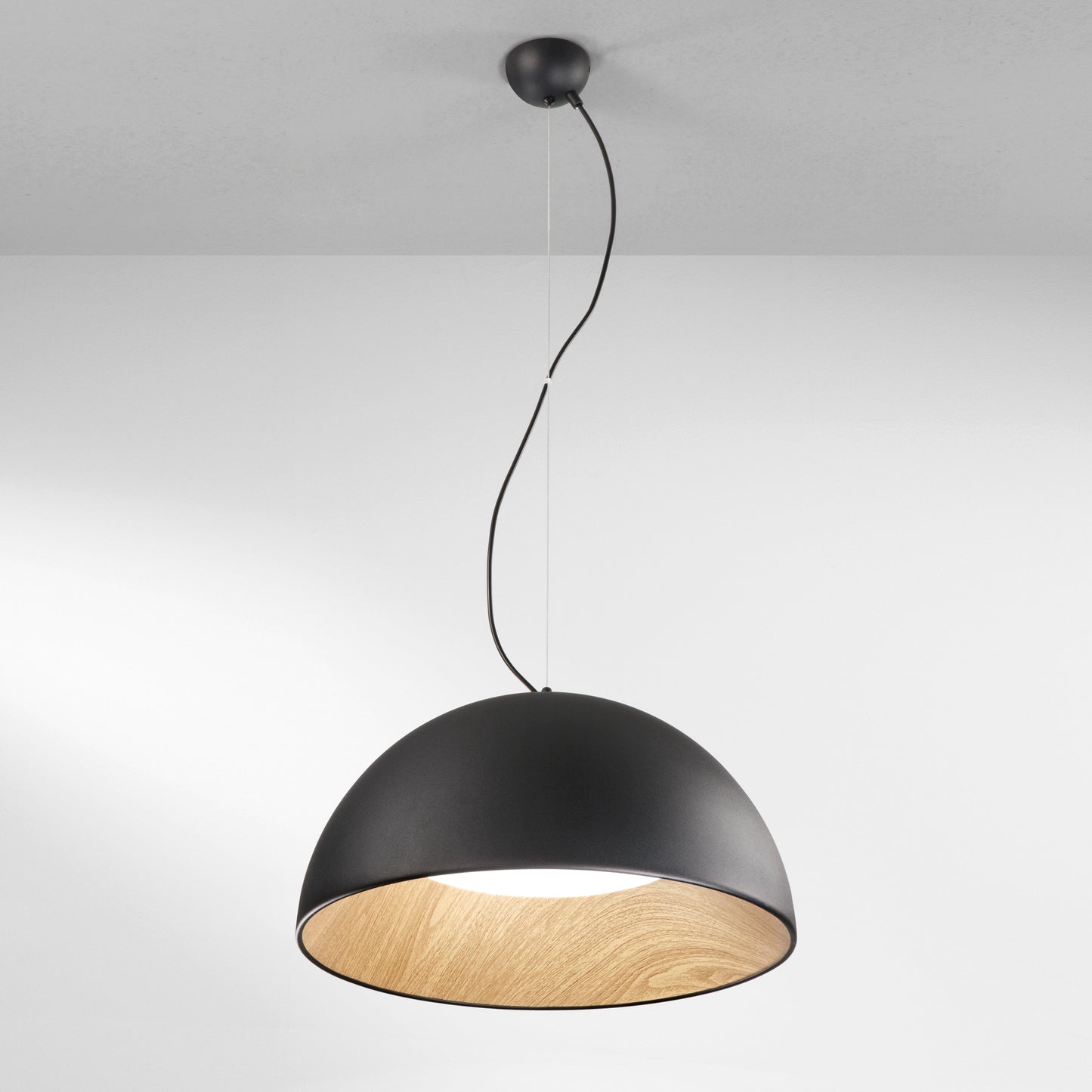 Sospensione LED COCO in metallo nero, interno effetto legno, CCT Ø 50 cm.