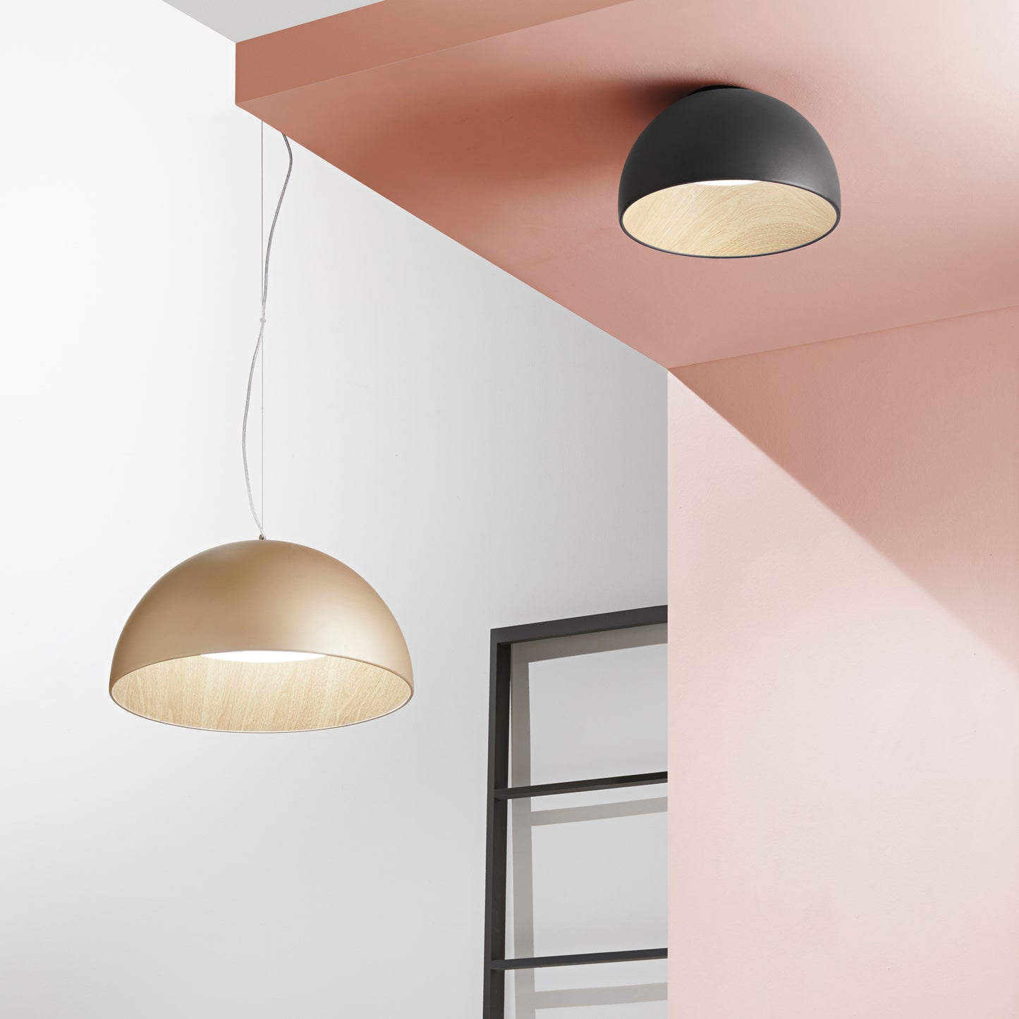 Plafoniera LED COCO in metallo nero, interno effetto legno, CCT Ø 35 cm.