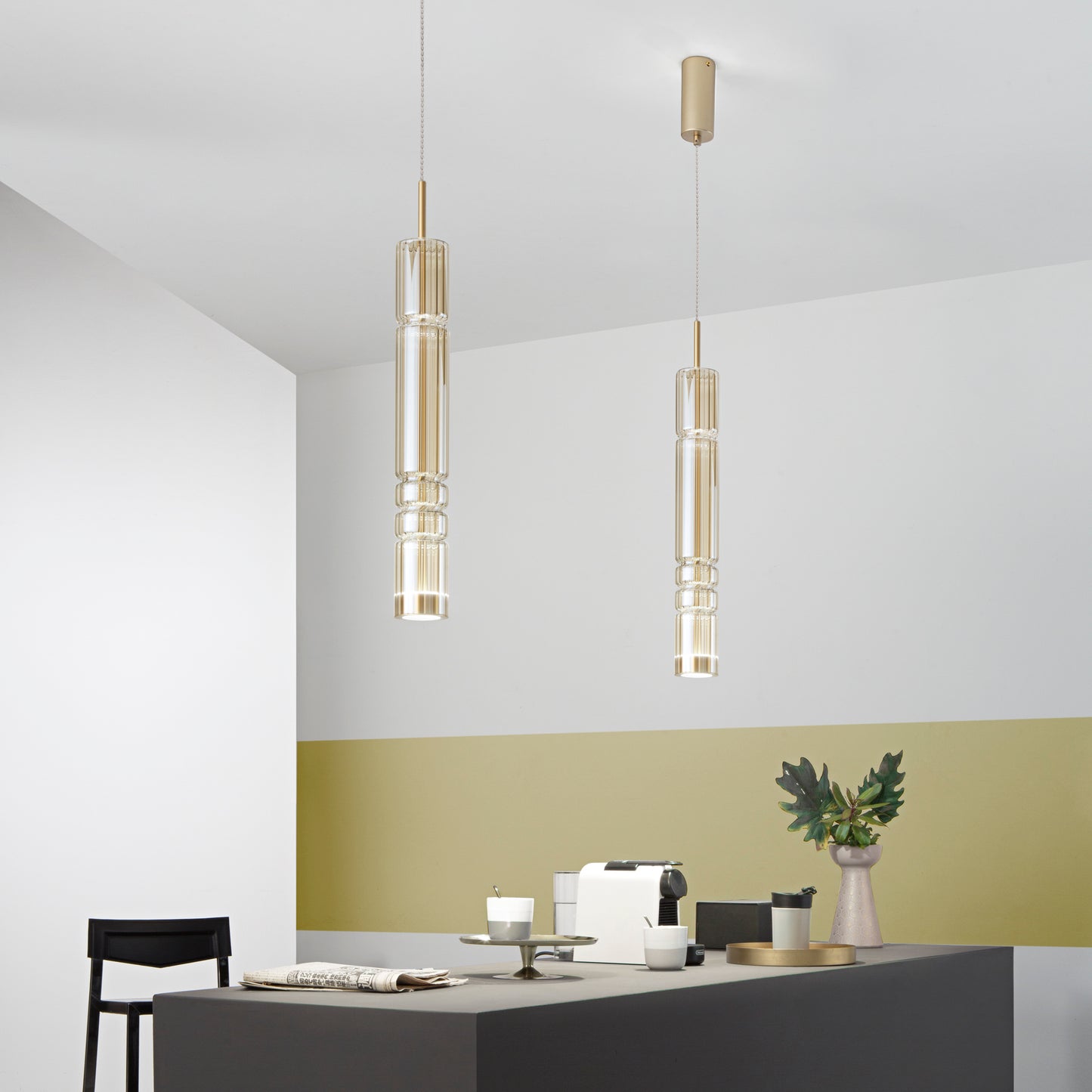 Sospensione LED CROOKES con strutturra in metallo ricoperta da vetro soffiato ambrato
