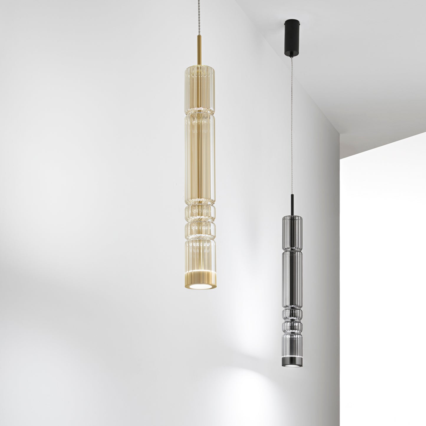Sospensione LED CROOKES con strutturra in metallo ricoperta da vetro soffiato ambrato
