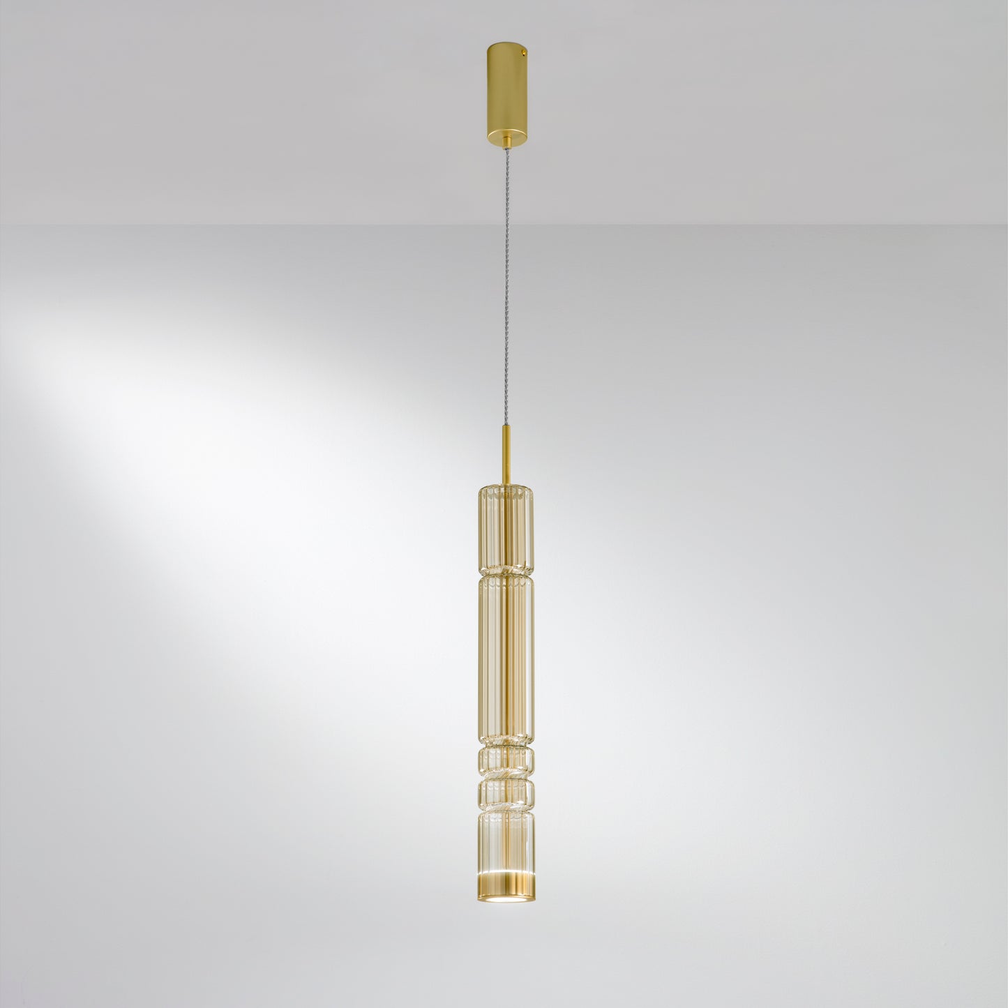 Sospensione LED CROOKES con strutturra in metallo ricoperta da vetro soffiato ambrato