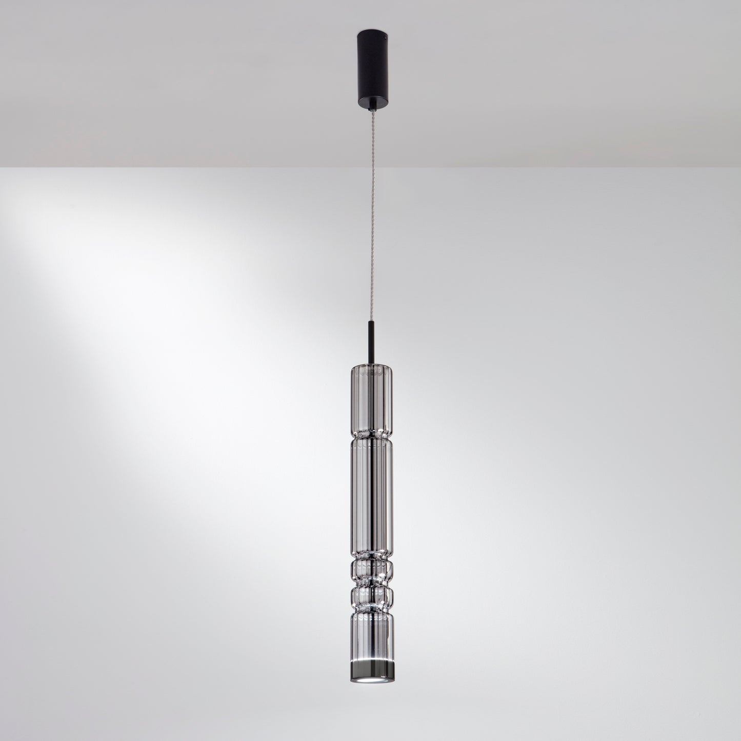 Sospensione LED CROOKES con strutturra in metallo ricoperta da vetro soffiato fumè