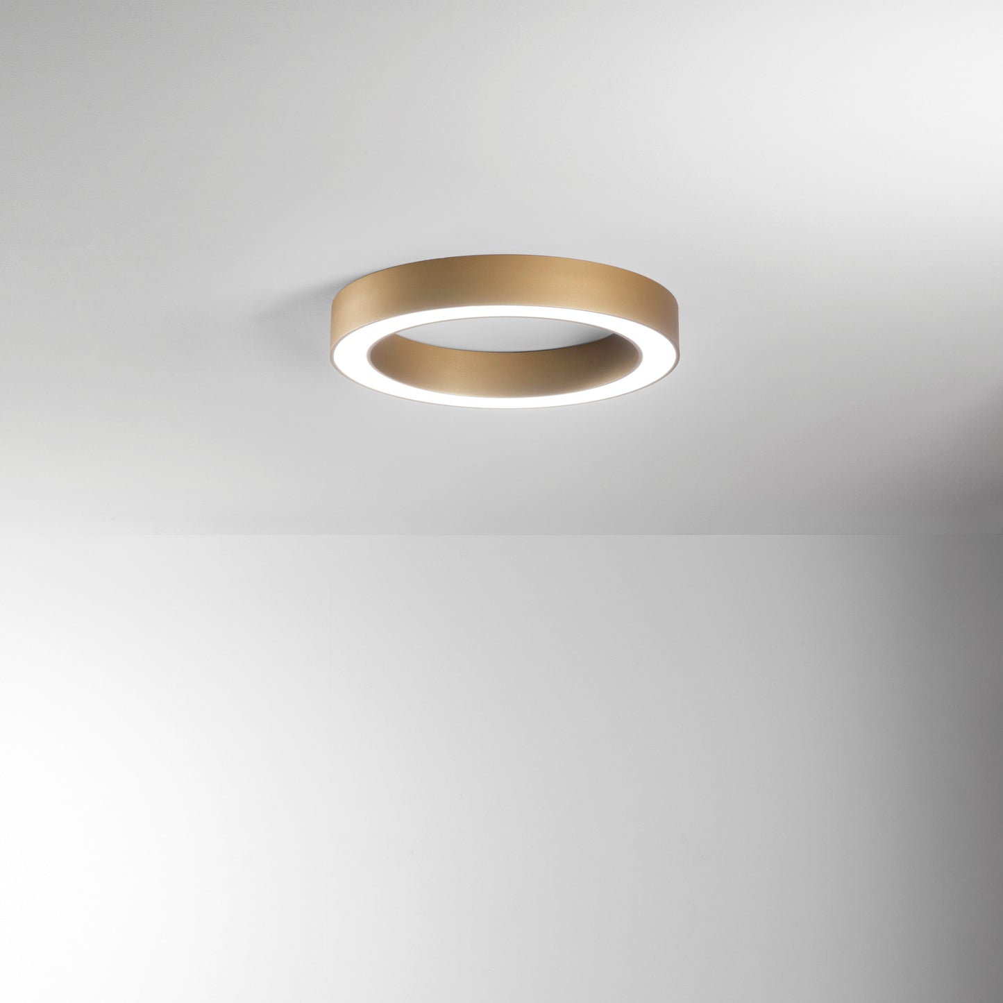 Plafoniera LED DEMOS oro con diffusore in acrilico, CCT, Ø 60 cm.