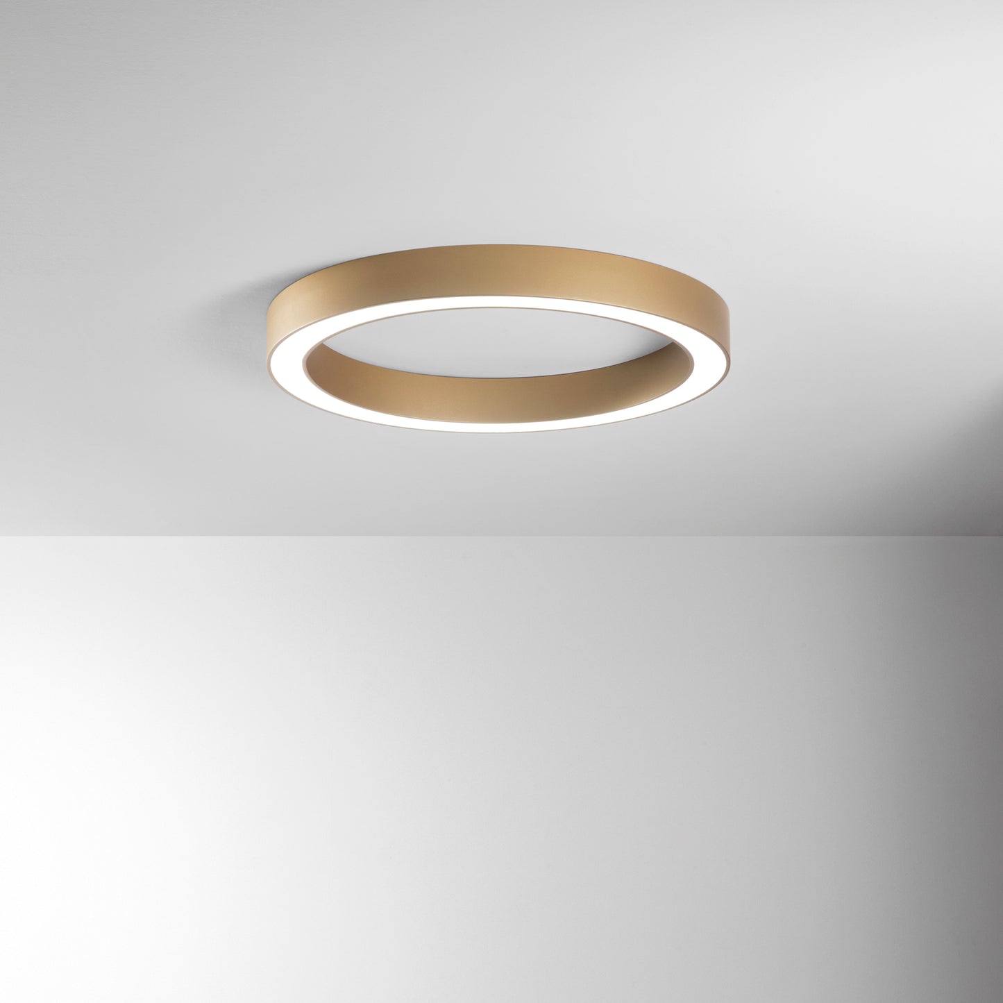 Plafoniera LED DEMOS oro con diffusore in acrilico, CCT, Ø 80 cm.