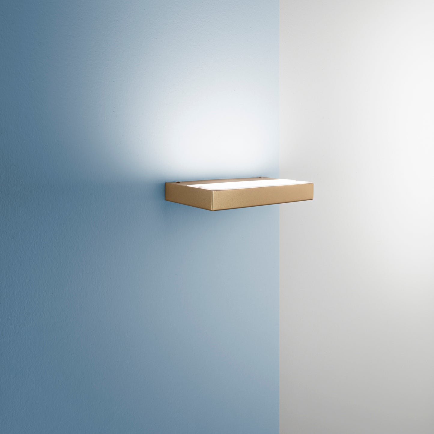 Applique LED EIDOS in metallo oro con luminosità regolabile e CCT