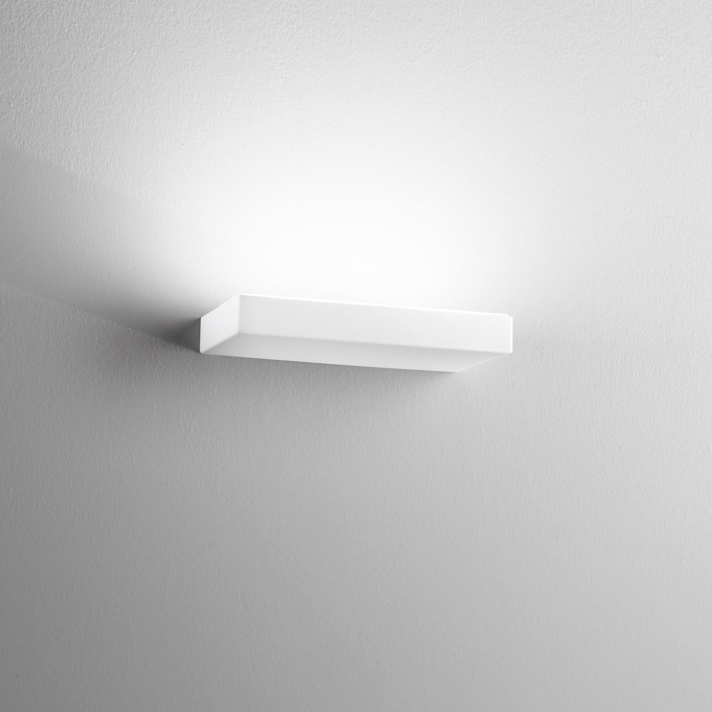 Applique LED EIDOS in metallo bianco con luminosità regolabile e CCT