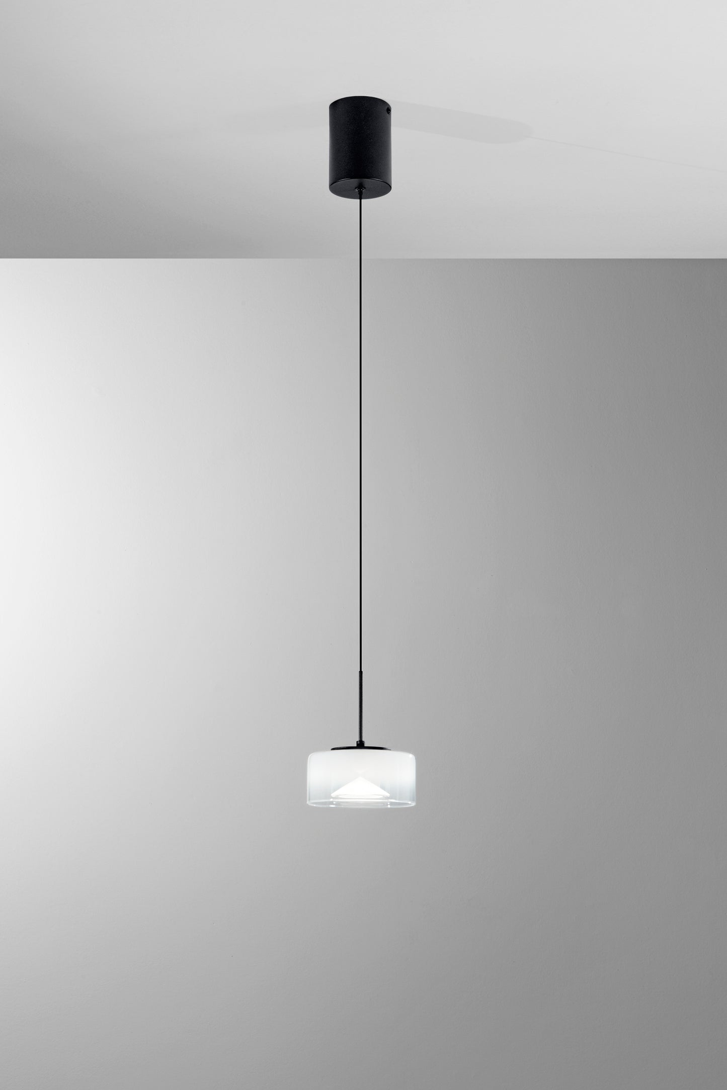 Sospensione EMILY in metallo con 1 diffusore bianco e luce regolabile