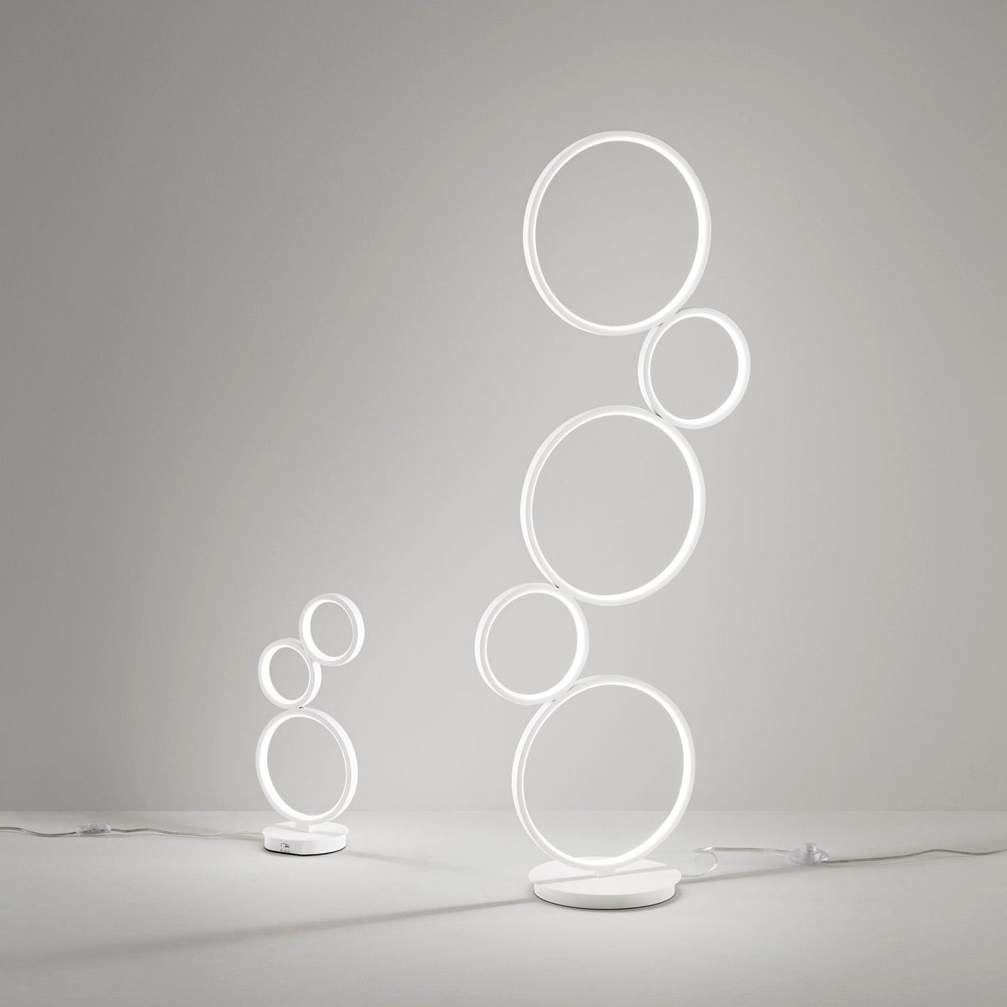 Piantana LED FREDY in alluminio bianco con struttura in silicone, CCT, h 117cm.