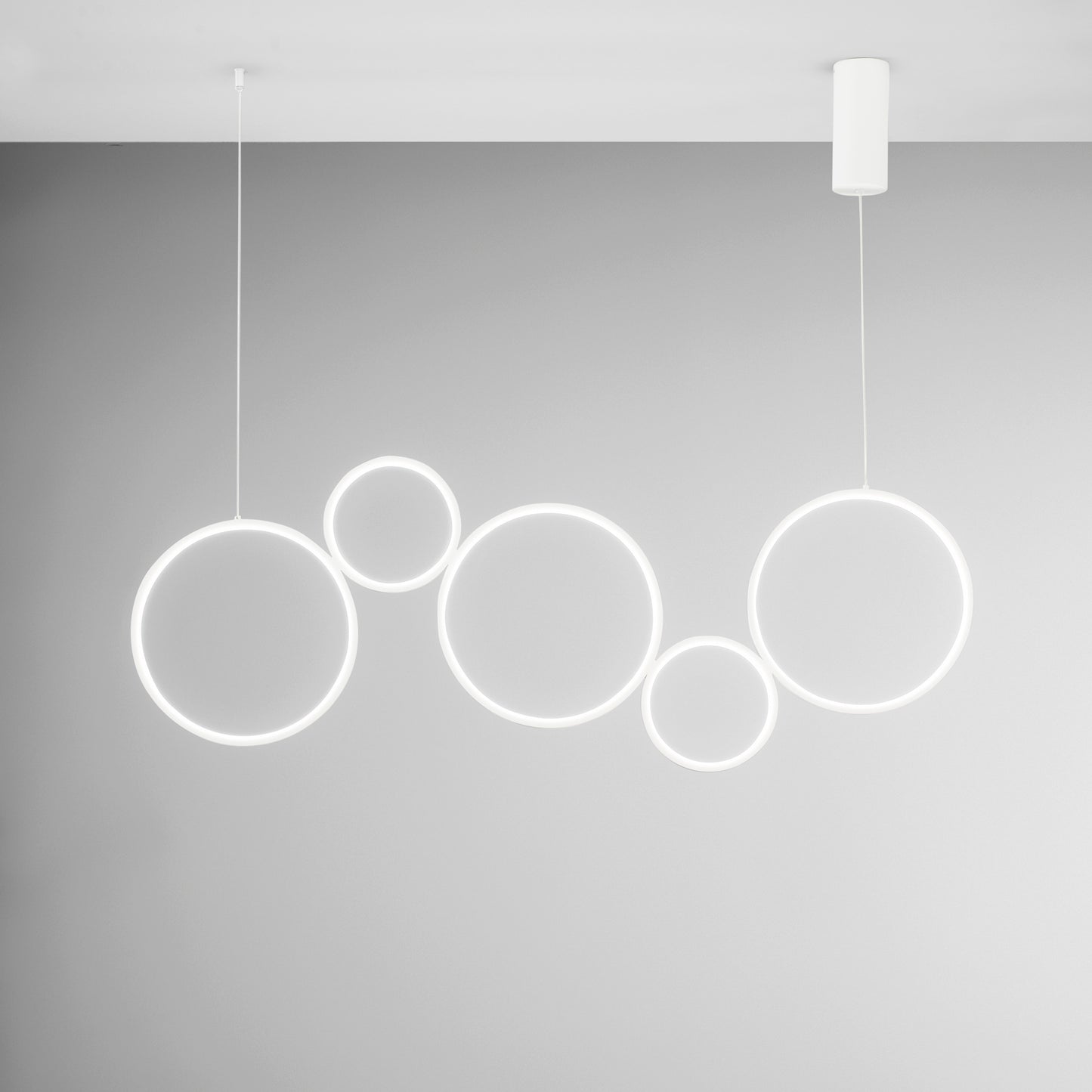 Sospensione LED FREDY in alluminio bianco con 5 diffusori in silicone, CCT