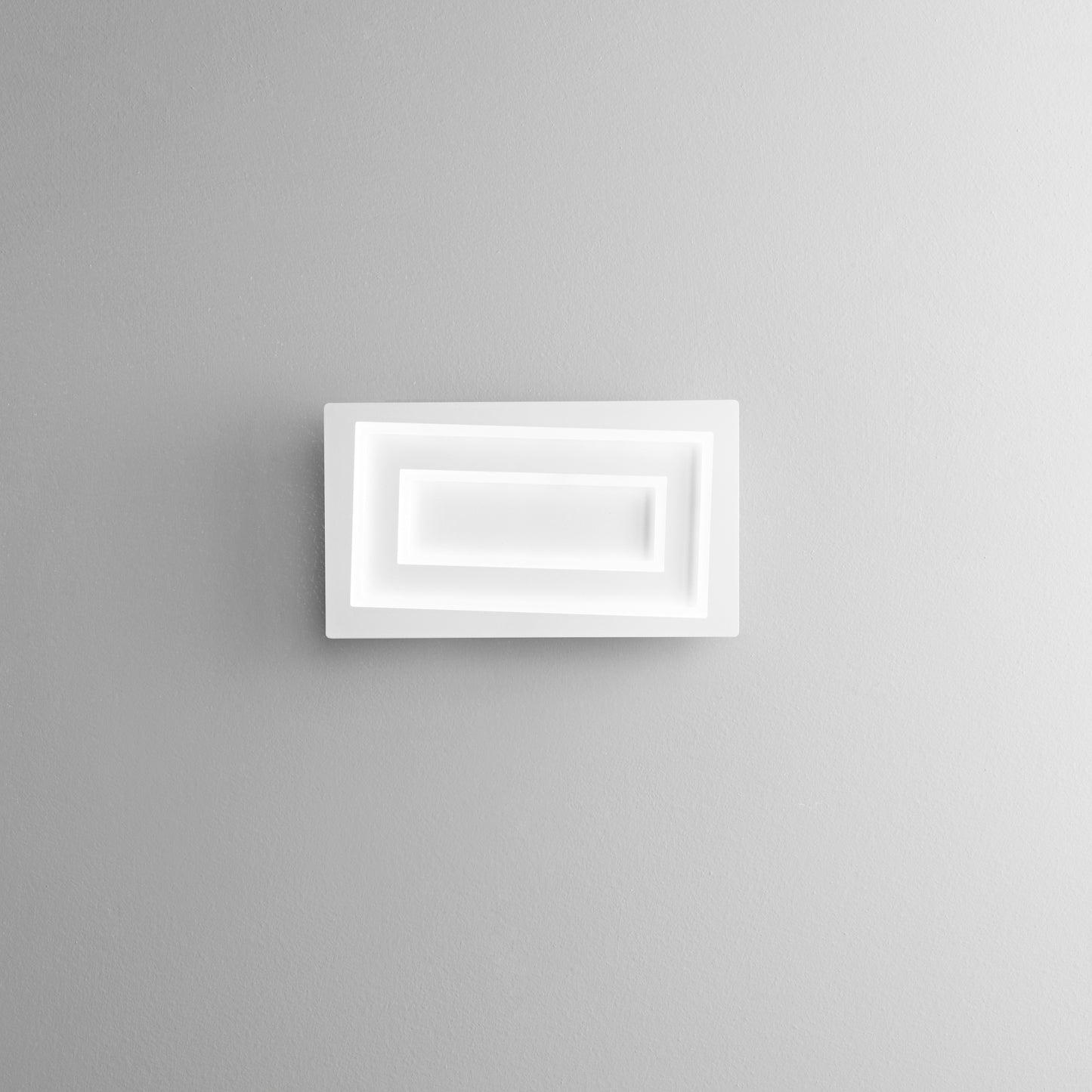 Applique LED HYPNOTIC in alluminio bianca con diffusore in acrilico, CCT, h20x35cm.