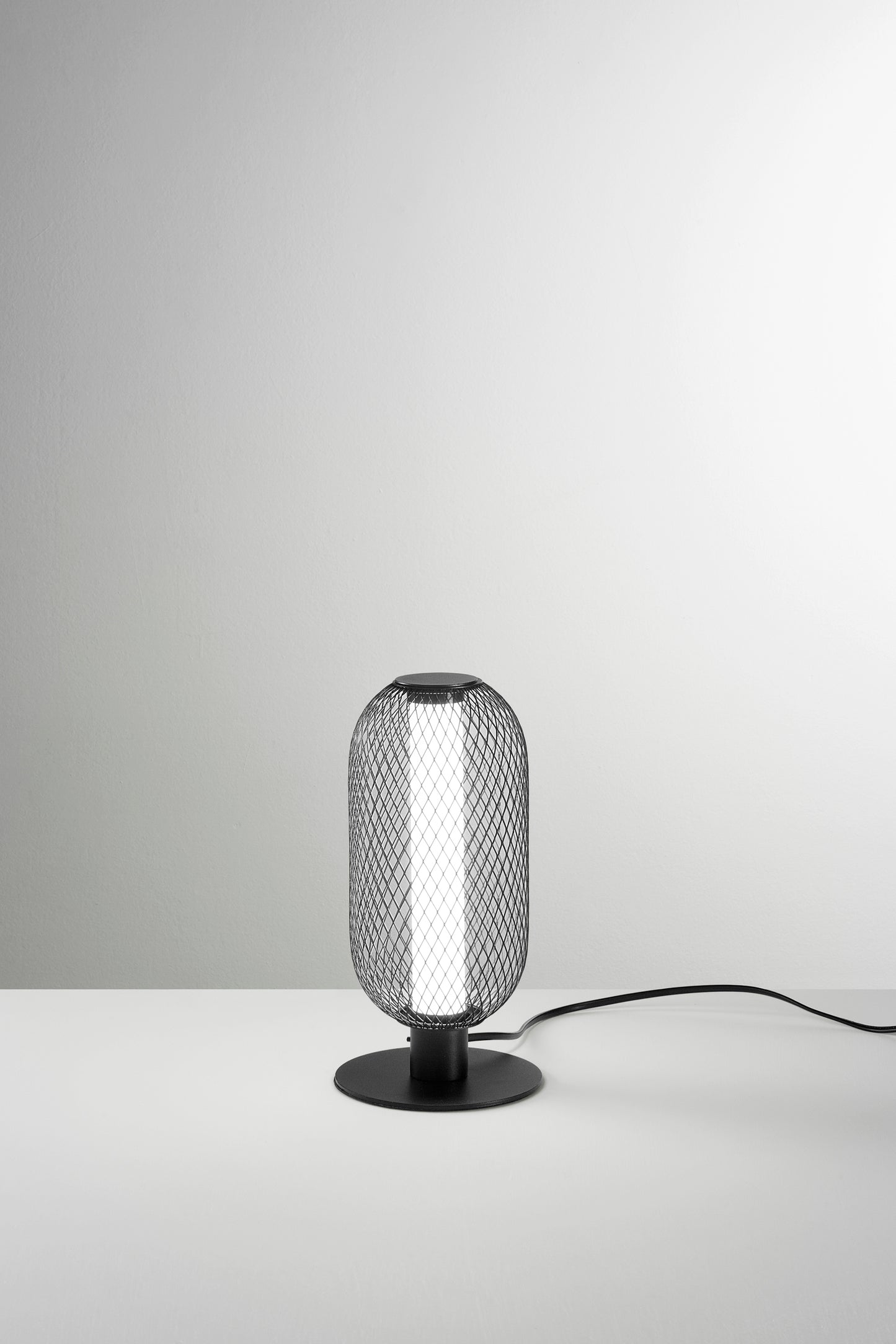 Lume INKAS in vetro soffiato con diffusore in metallo nero, CCT
