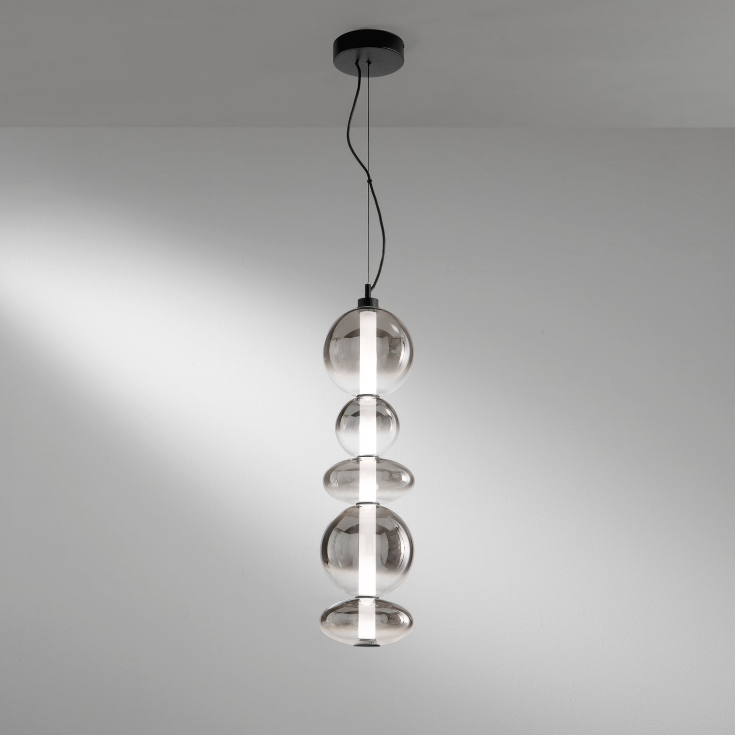 Sospensione LED KEMET in metallo nero con 5 vetri fumè 3000K (luce calda)