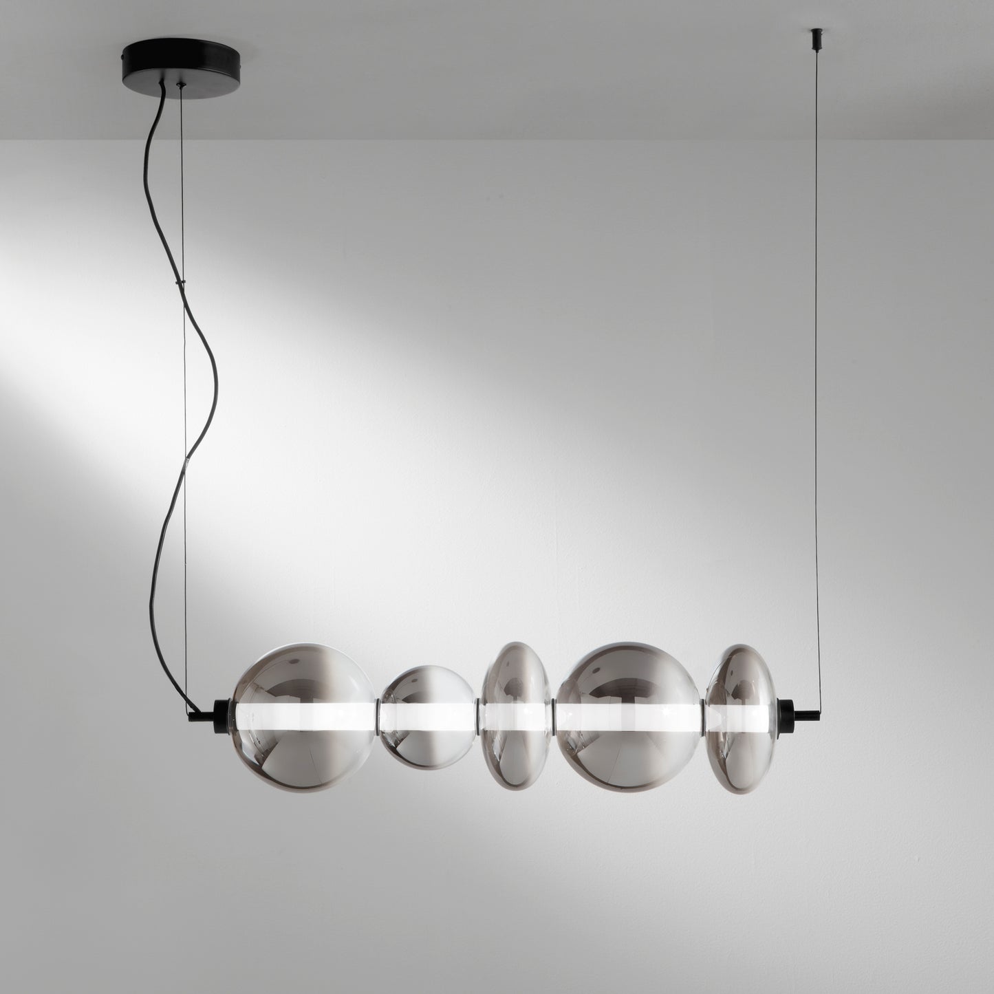 Sospensione LED KEMET in metallo nero con 5 vetri fumè 3000K (luce calda)