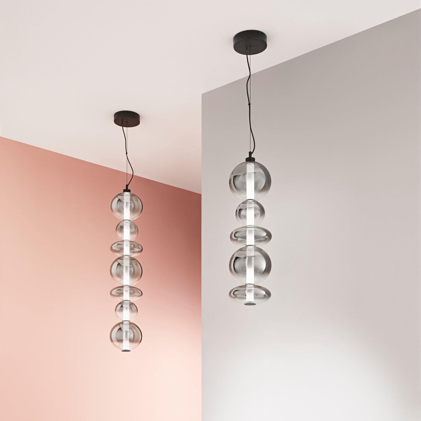 Sospensione LED KEMET in metallo nero con 5 vetri fumè 3000K (luce calda)