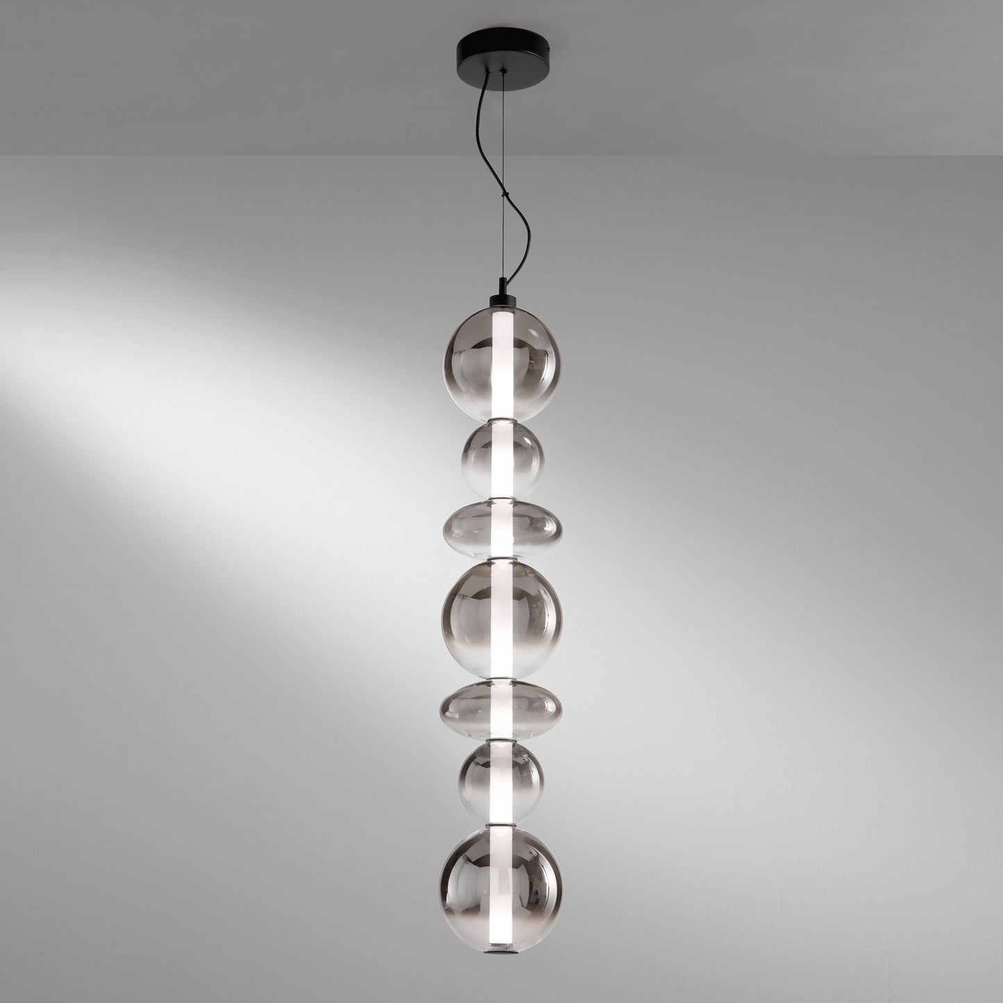 Sospensione LED KEMET in metallo nero con 7 vetri fumè 3000K (luce calda)