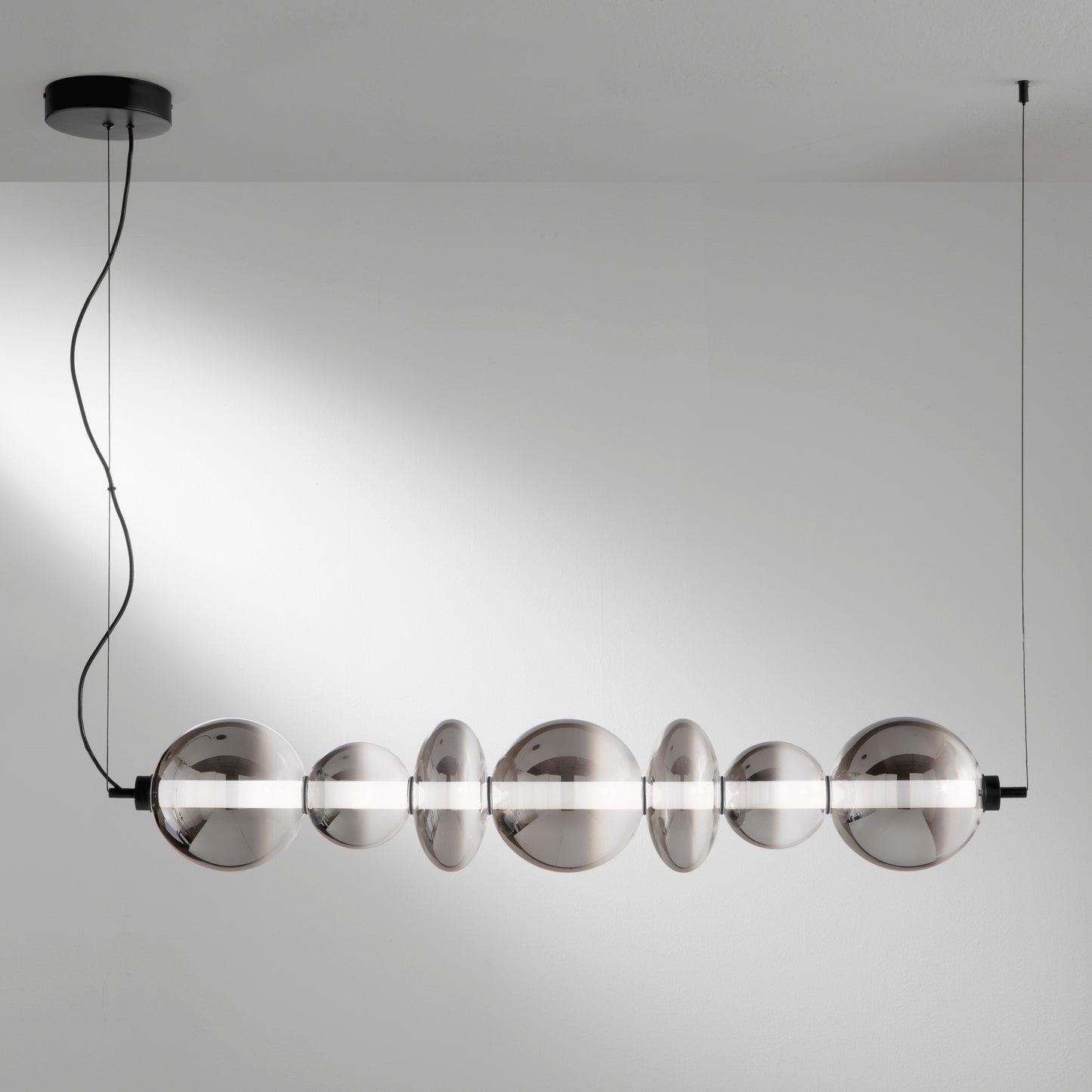 Sospensione LED KEMET in metallo nero con 7 vetri fumè 3000K (luce calda)