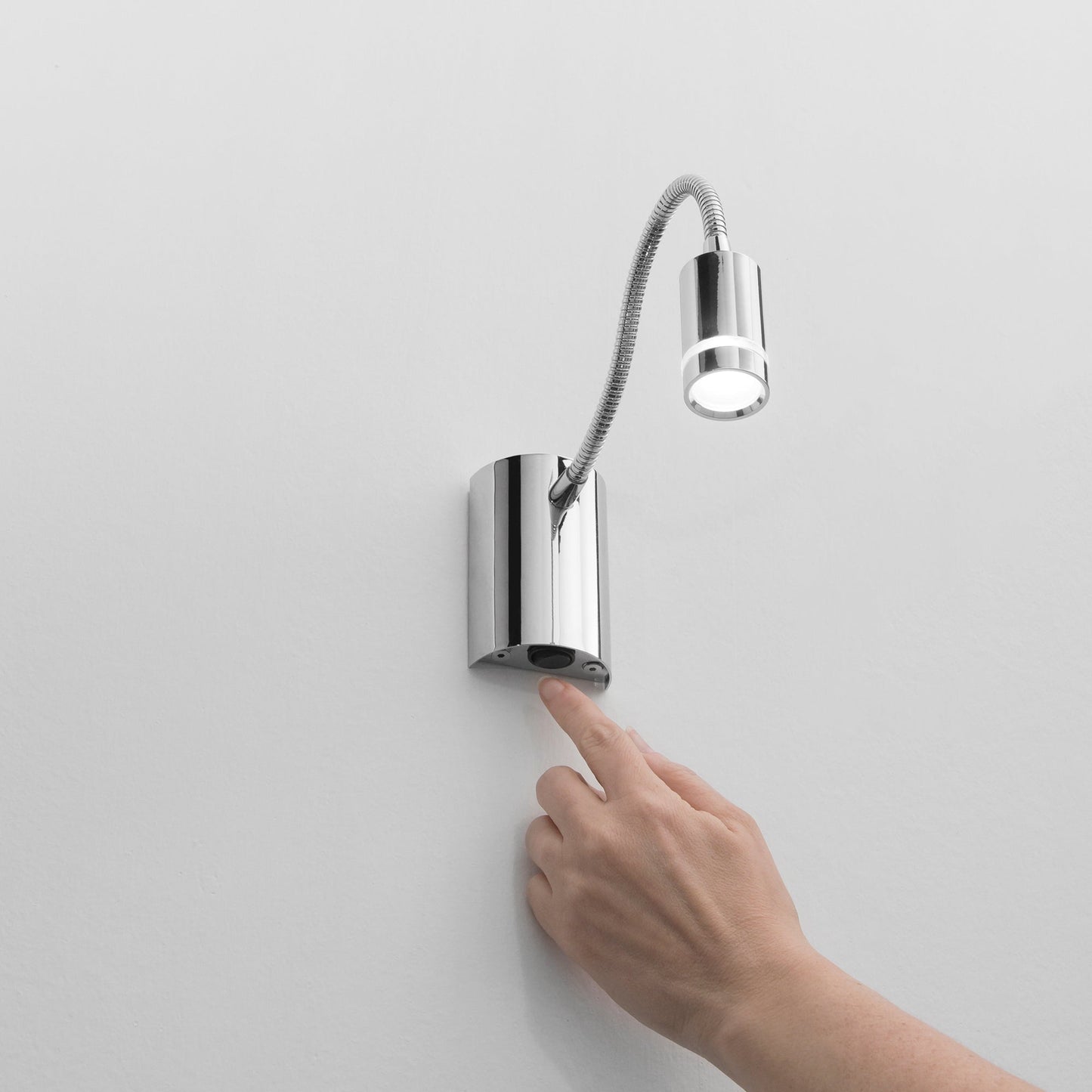 Applique LED KEPLER in metallo cromo con braccio flessibile 3000K (luce calda)