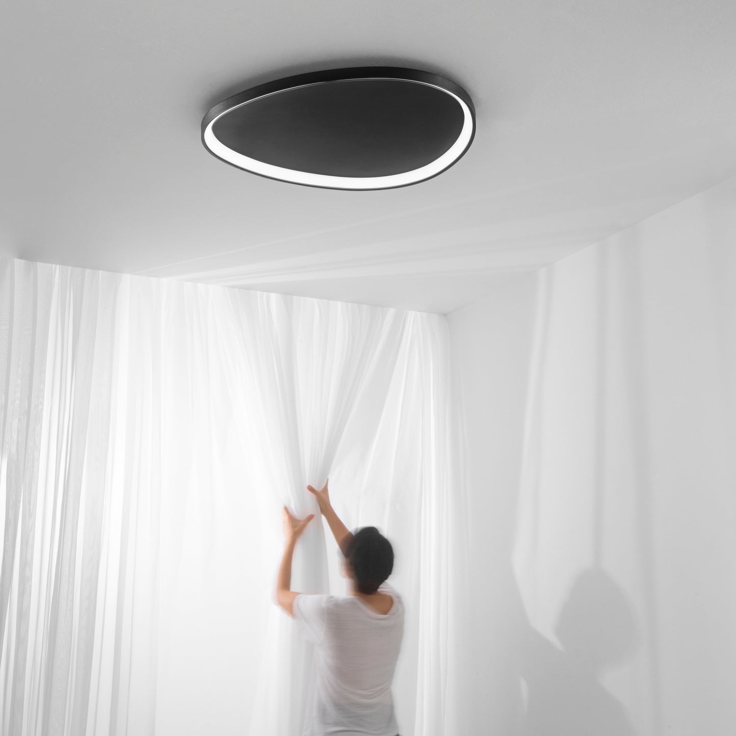 Plafoniera LED KLAPTON in alluminio nero, CCT Ø 85 cm.