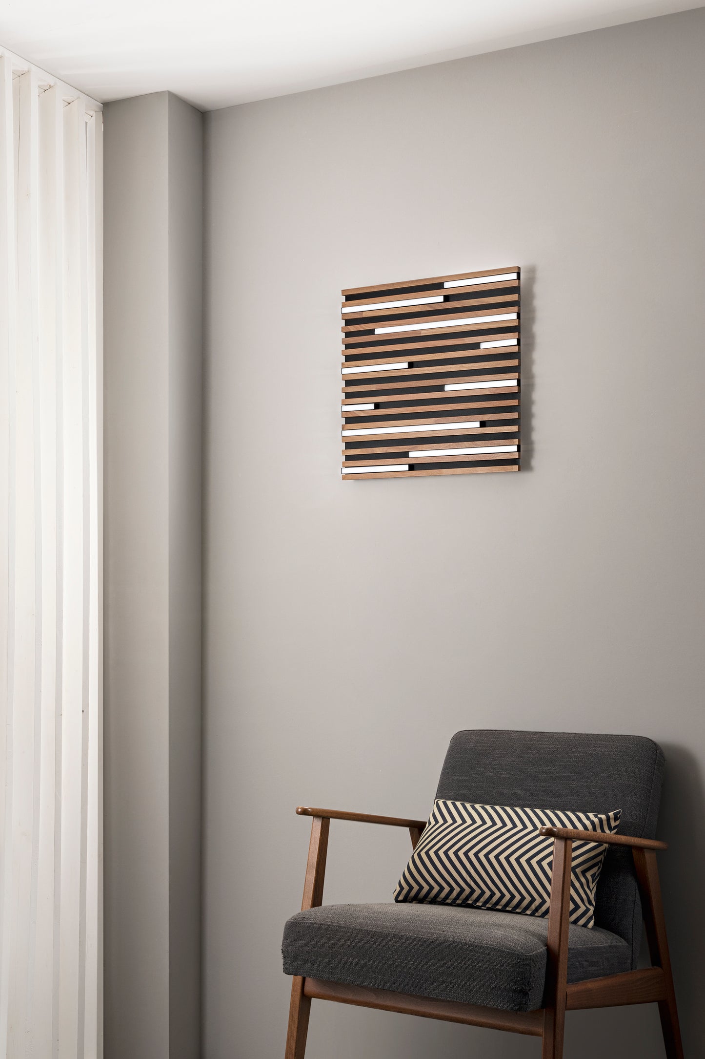 Plafoniera LED Kuma quadrata in legno rovere su metallo nero, CCT, 41cm.