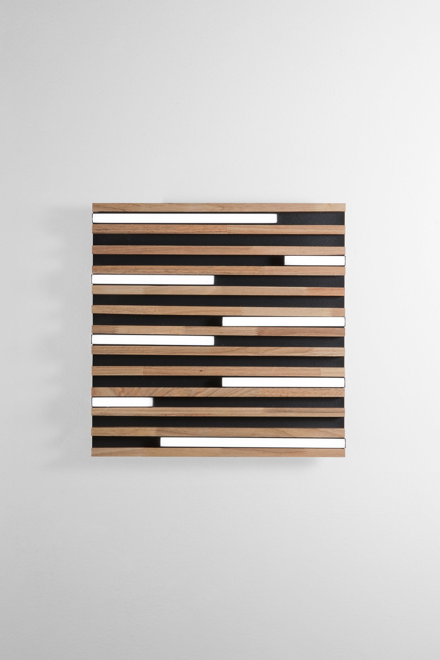 Plafoniera LED Kuma quadrata in legno rovere su metallo nero, CCT, 41cm.