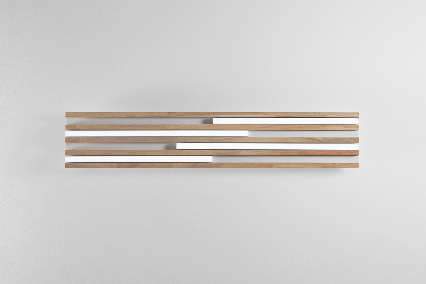 Plafoniera LED Kuma rettangolare in legno su metallo bianco, CCT, h 80 x 15cm.