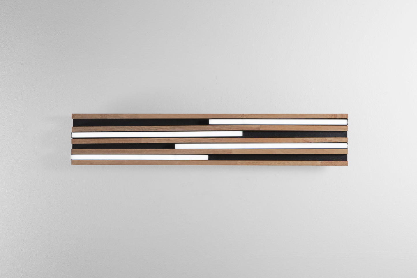 Plafoniera LED Kuma rettangolare in legno rovere su metallo nero, CCT, h 80 x 15cm.