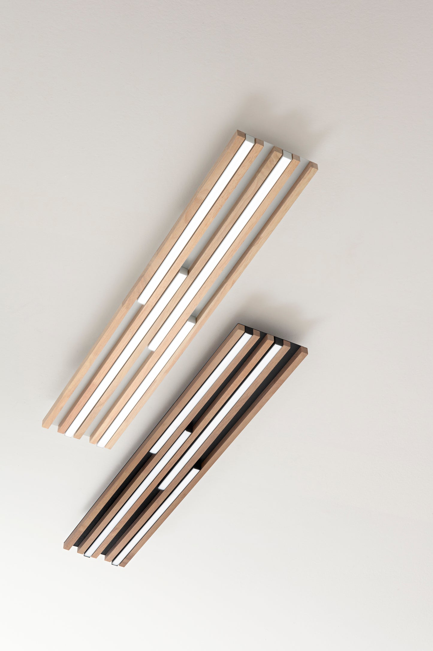 Plafoniera LED Kuma rettangolare in legno rovere su metallo nero, CCT, h 80 x 15cm.