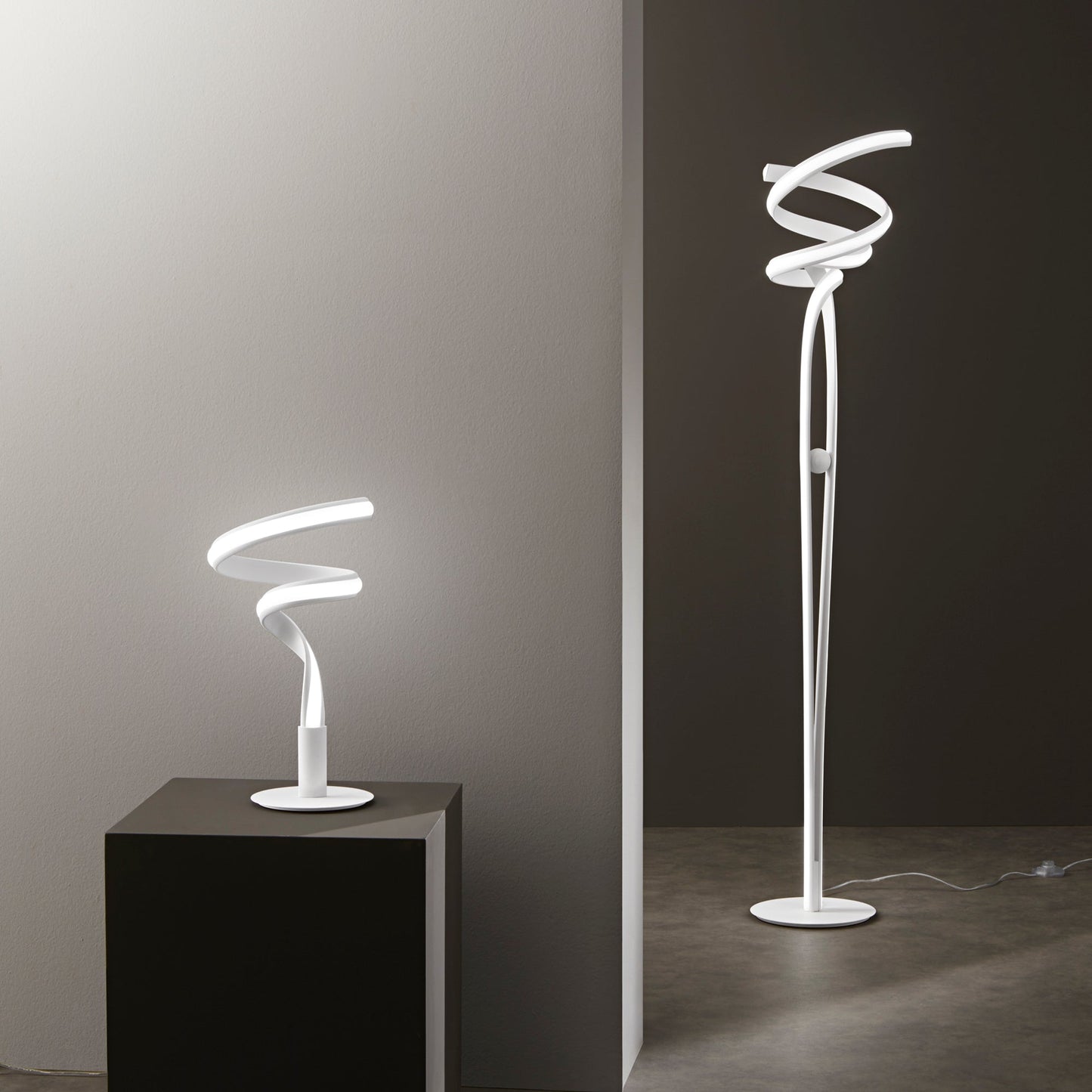 Piantana LED MYSTRAL in alluminio bianco, diffusore in silicone CCT