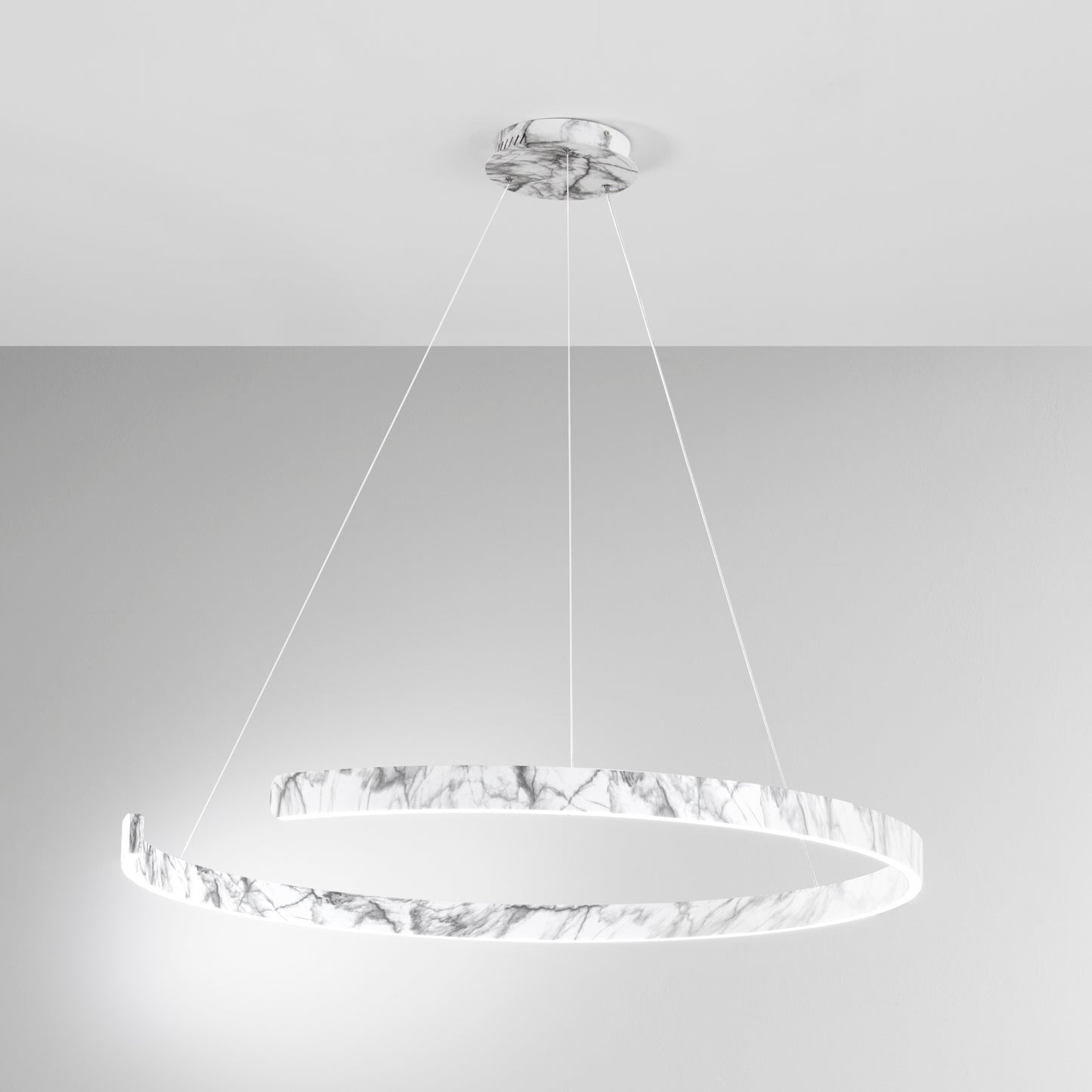 Sospensione semicircolare LED NAVEL in metallo effetto marmo con CCT 100 cm.