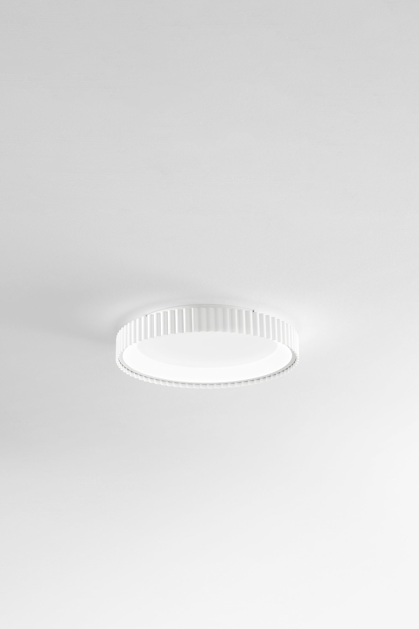 Plafoniera LED NIKE bianca in metallo, CCT, Ø 39cm.